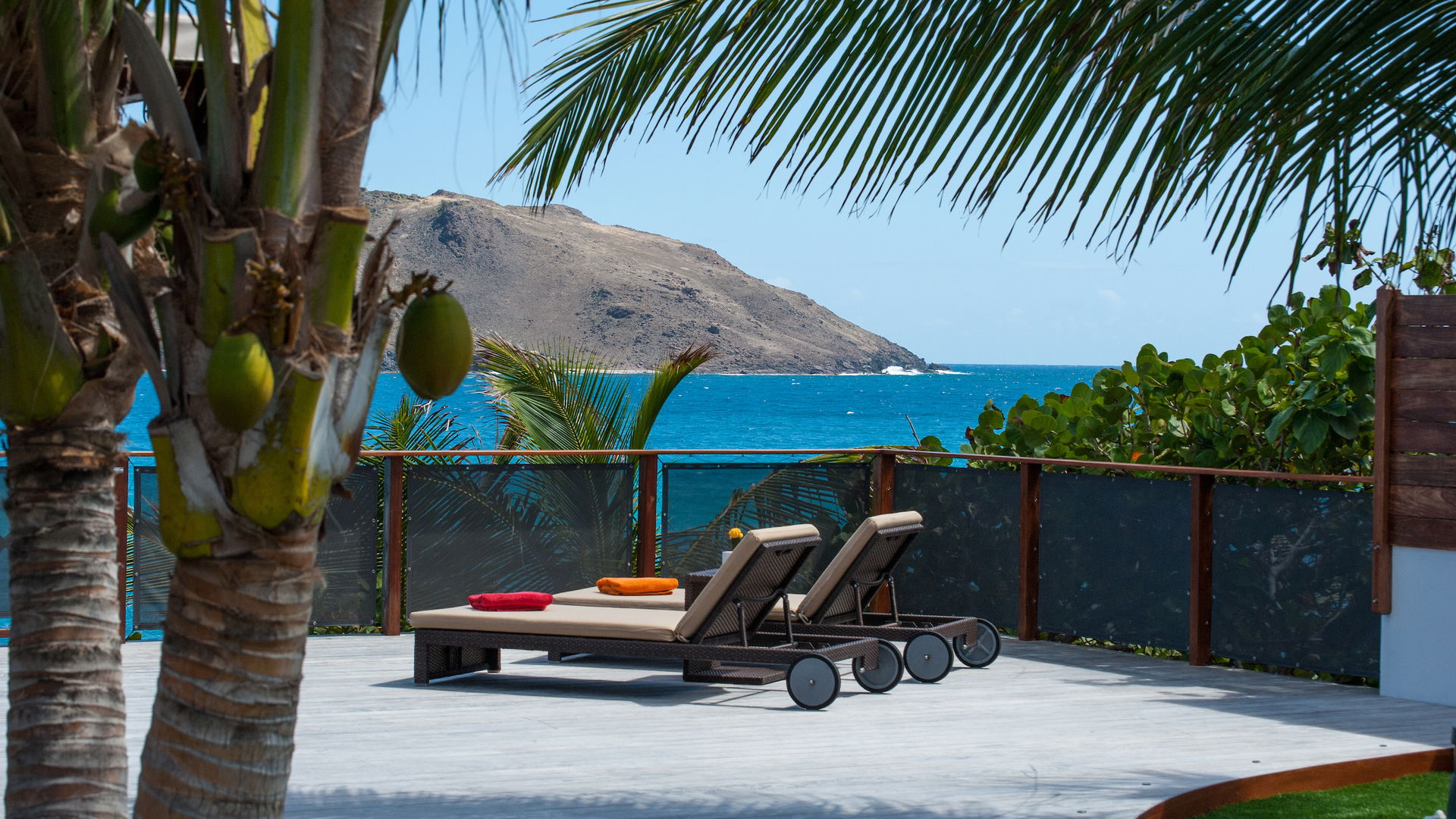OUTDOOR LOUNGE AREA