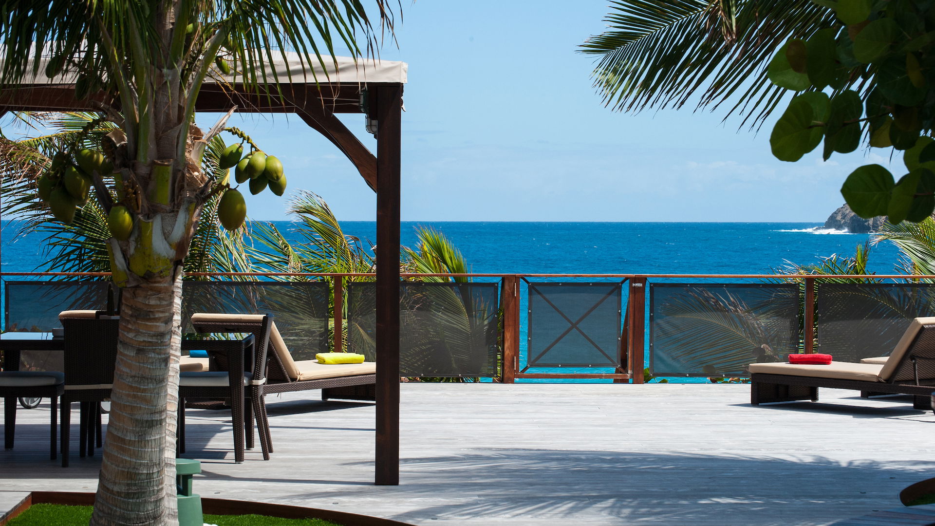 OUTDOOR LOUNGE AREA