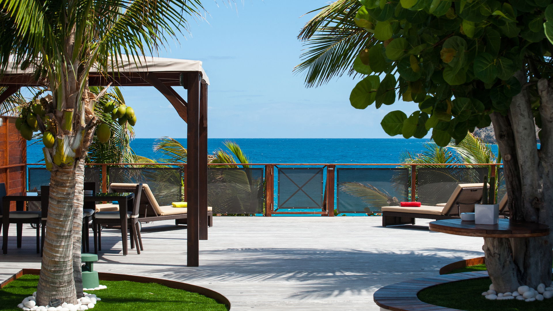 OUTDOOR LOUNGE AREA