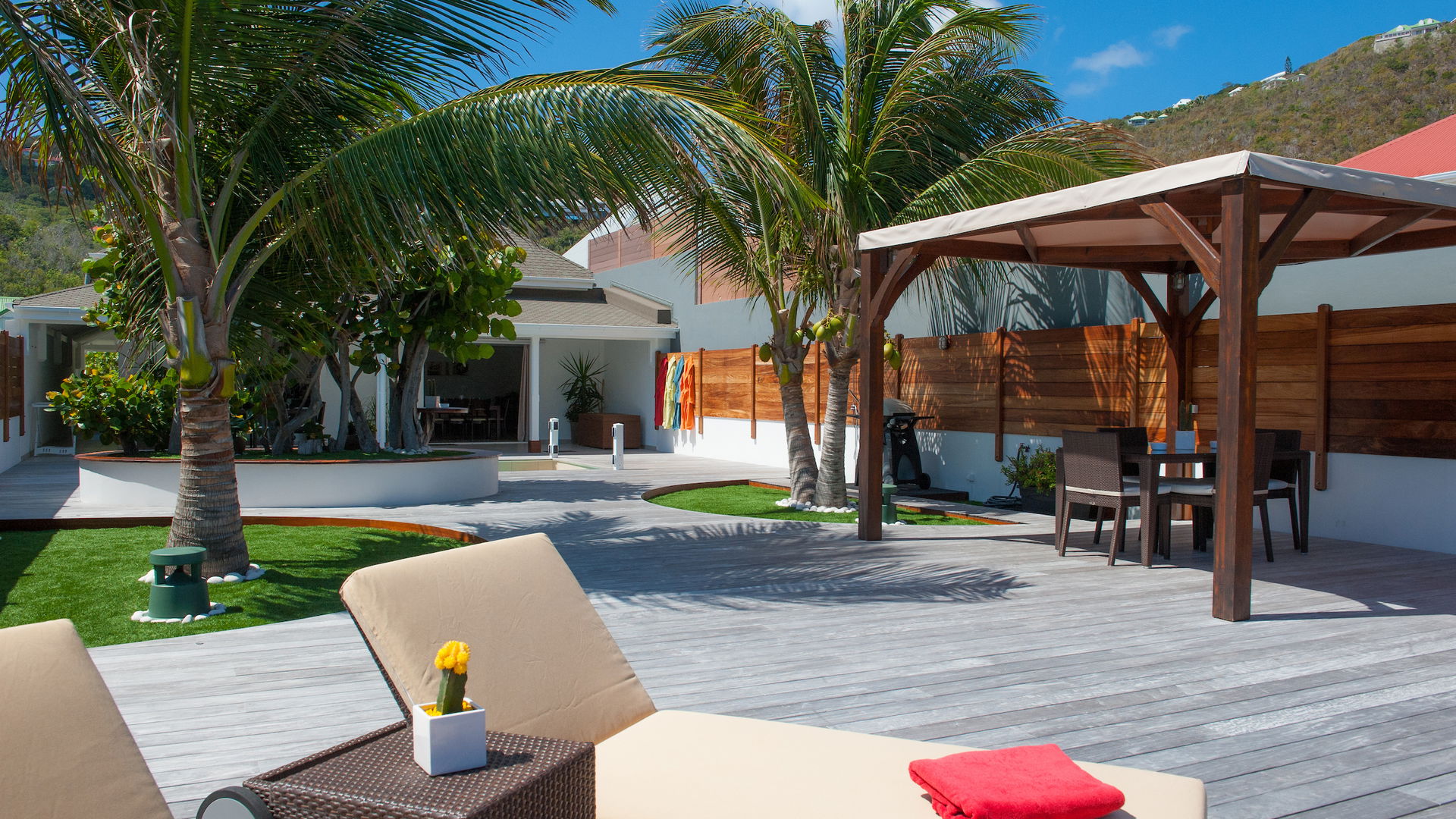 OUTDOOR LOUNGE AREA
