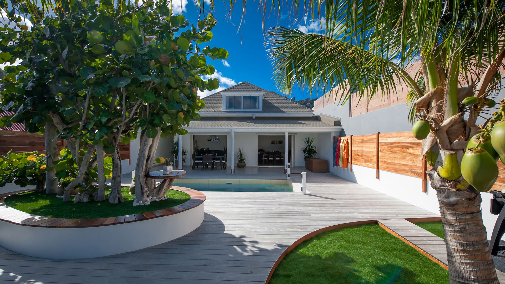 POOL & TERRACE