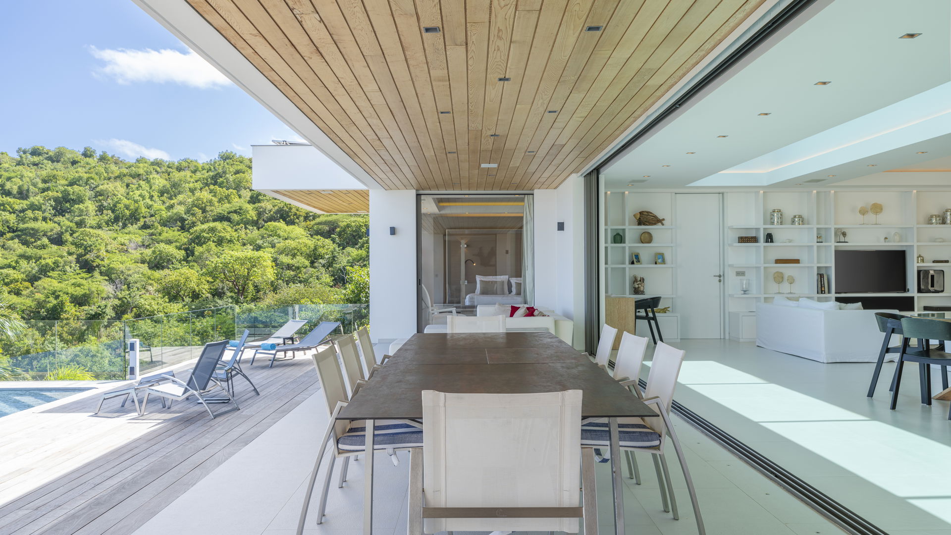 KITCHEN & DINING AREA