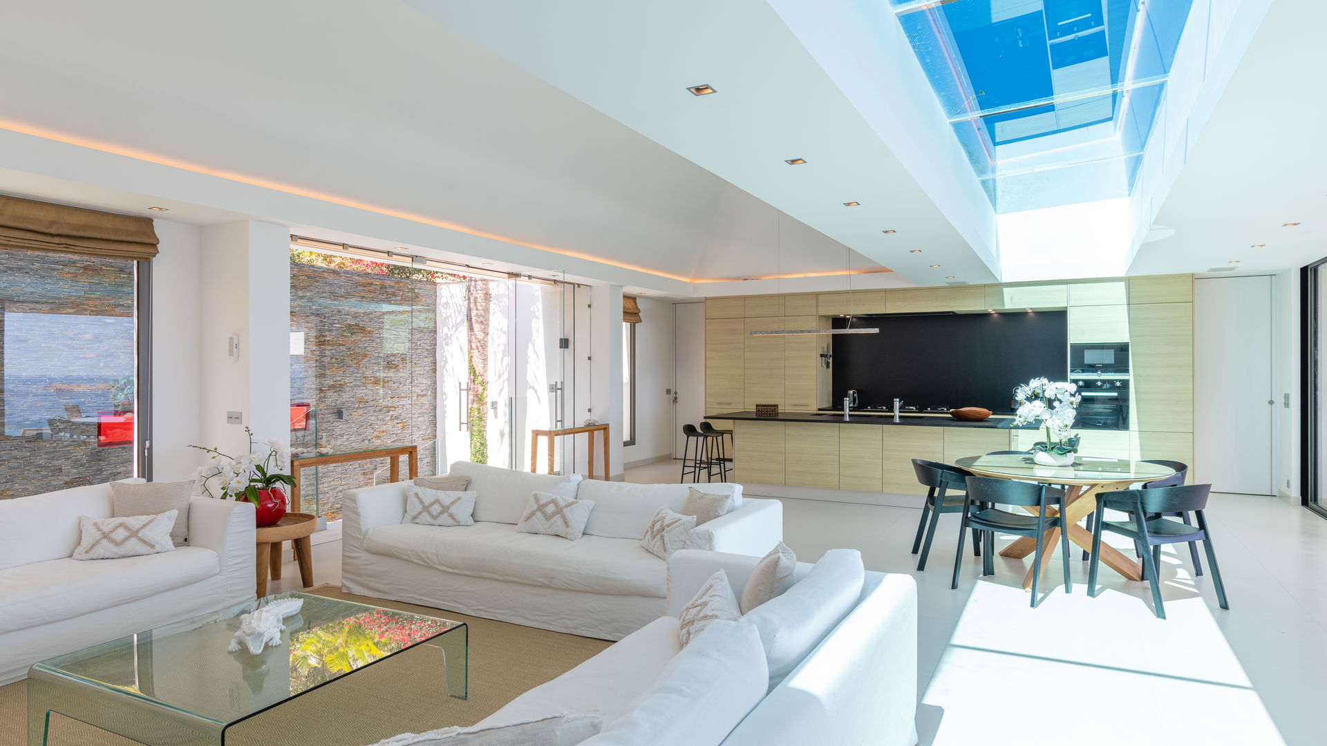 KITCHEN & DINING AREA