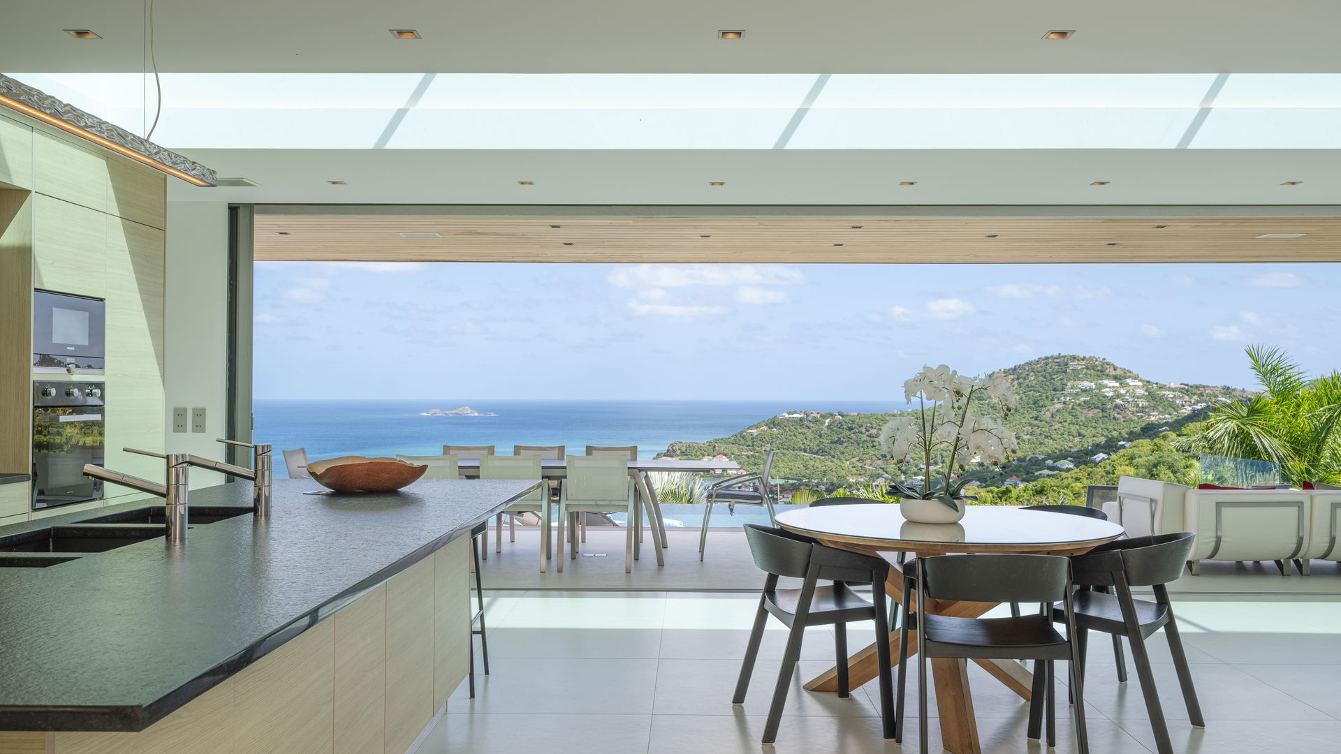KITCHEN & DINING AREA