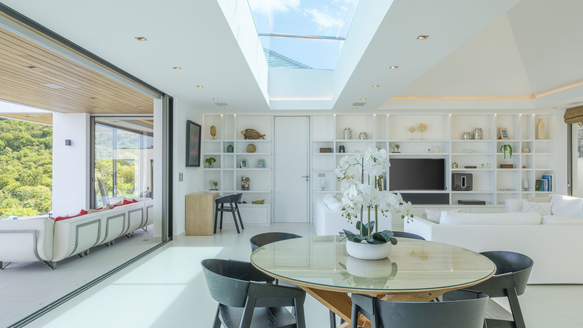 KITCHEN & DINING AREA
