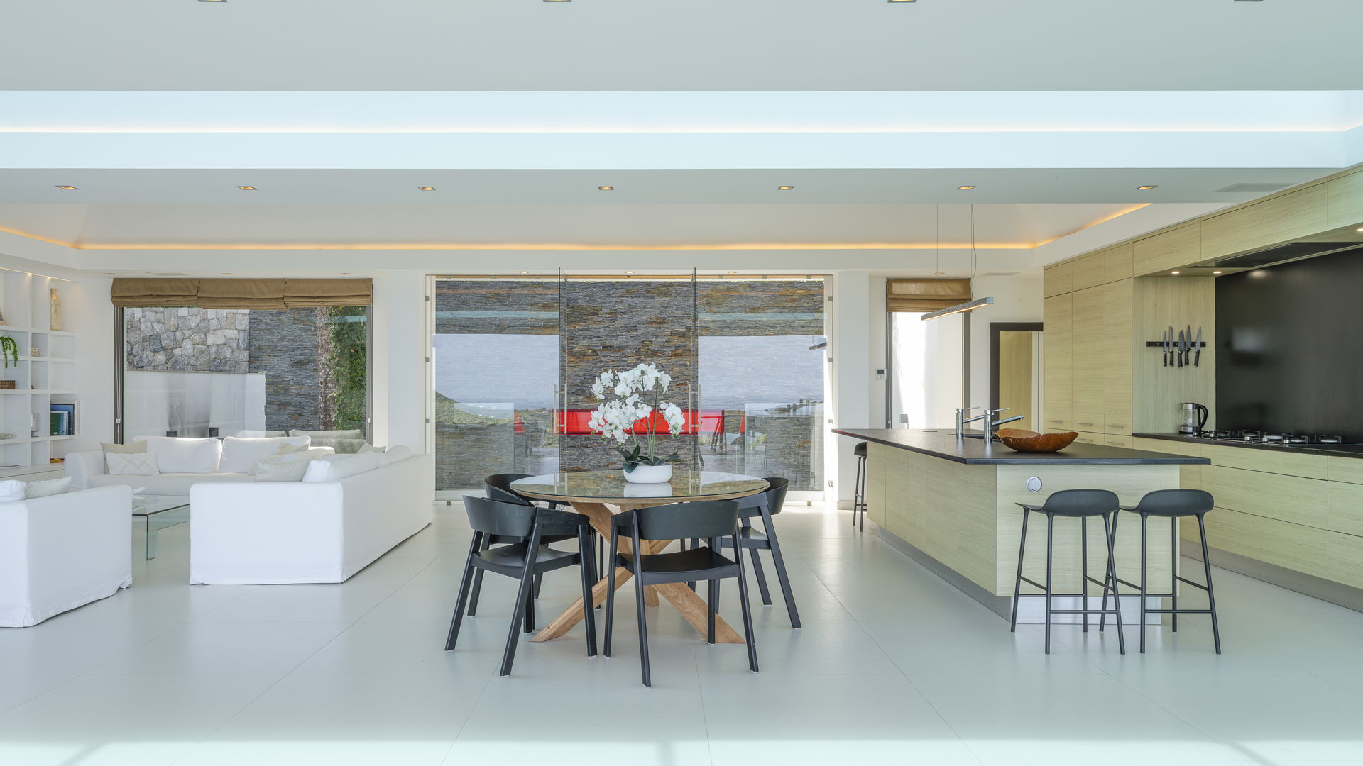 KITCHEN & DINING AREA