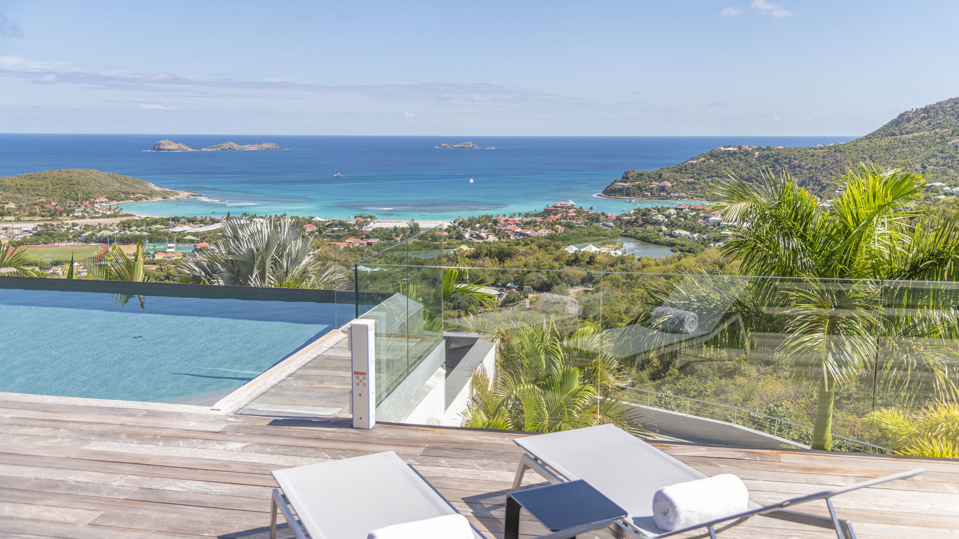 POOL & TERRACE