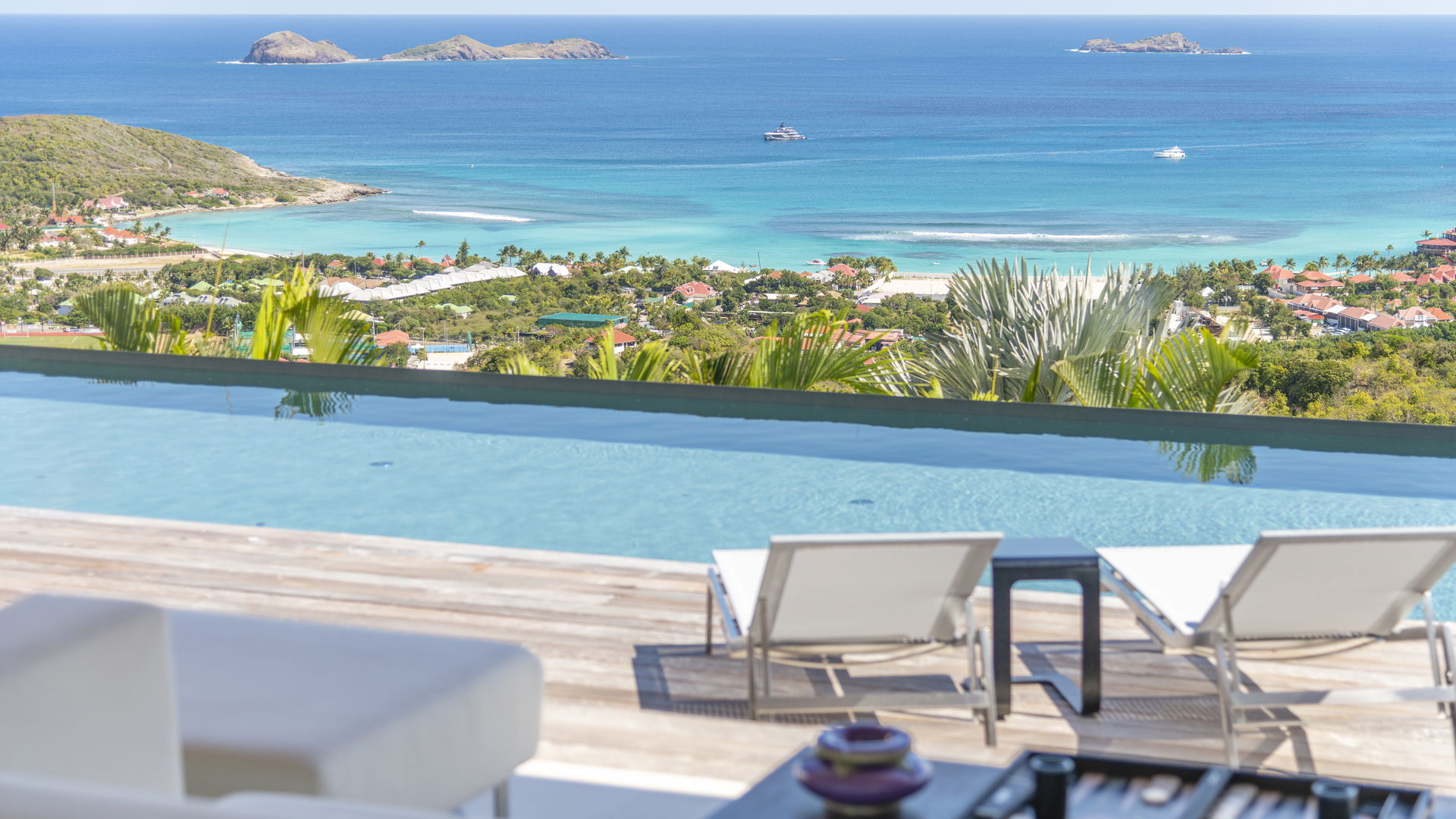 POOL & TERRACE