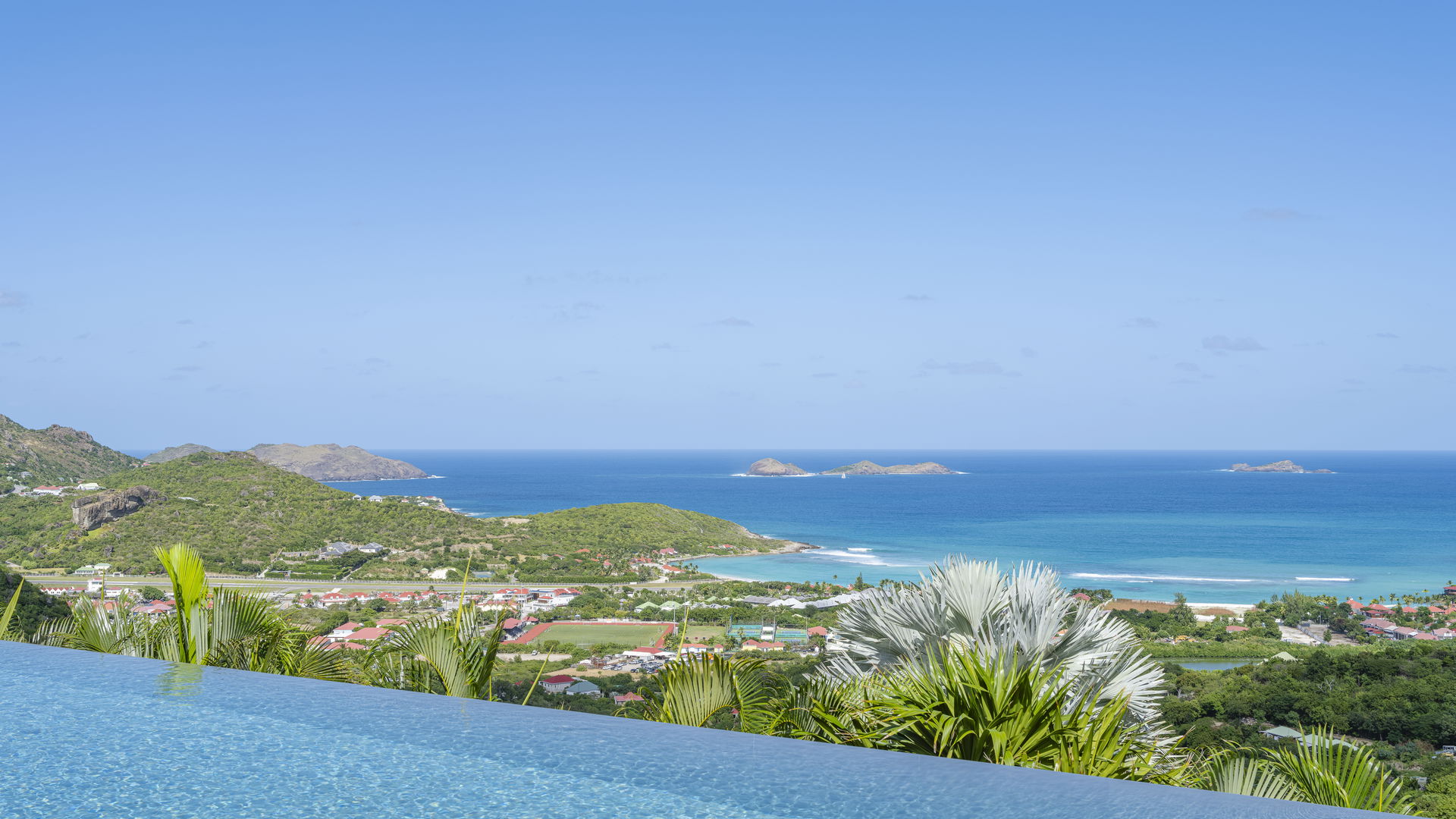 POOL & TERRACE