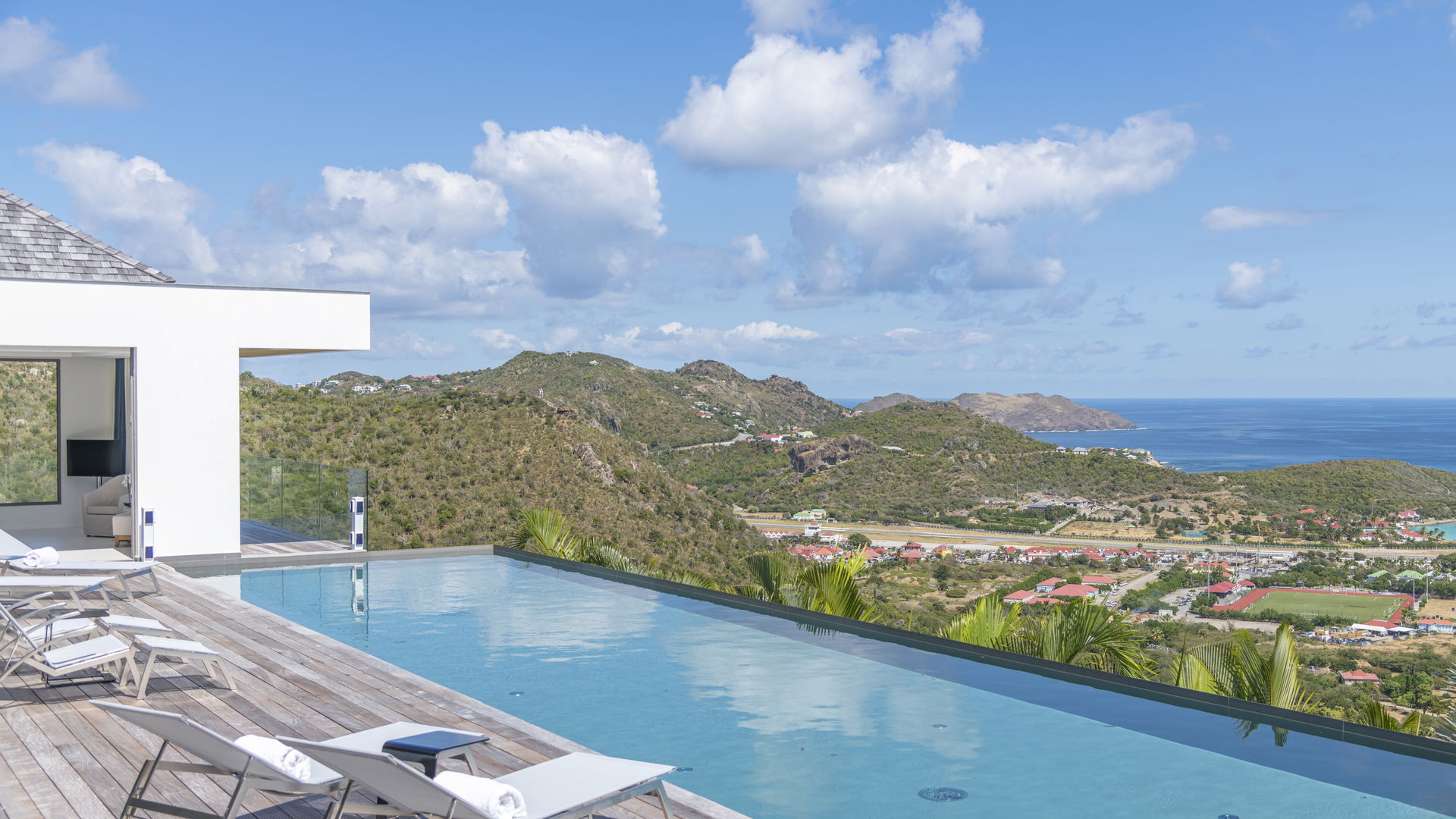 POOL & TERRACE