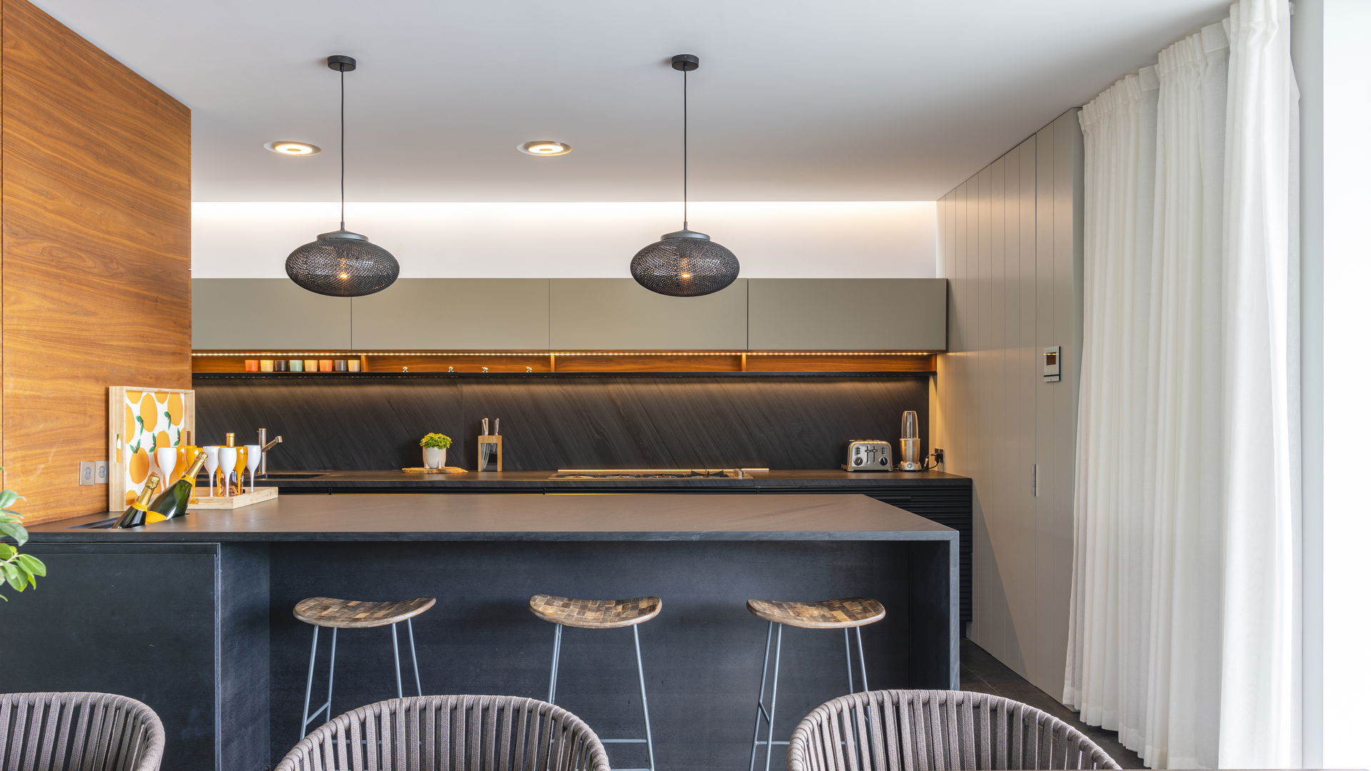 KITCHEN & DINING AREA