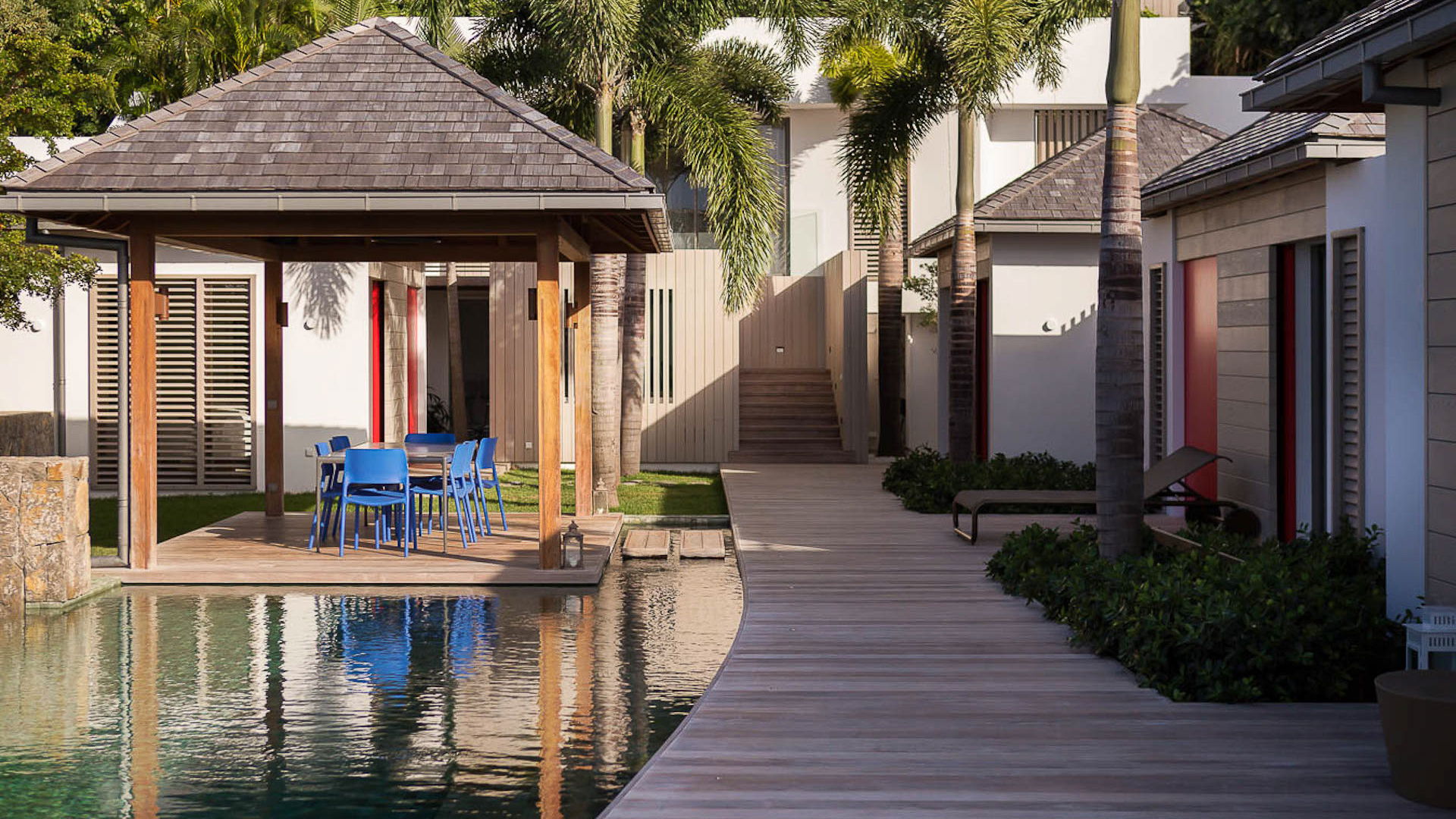 POOL & TERRACE