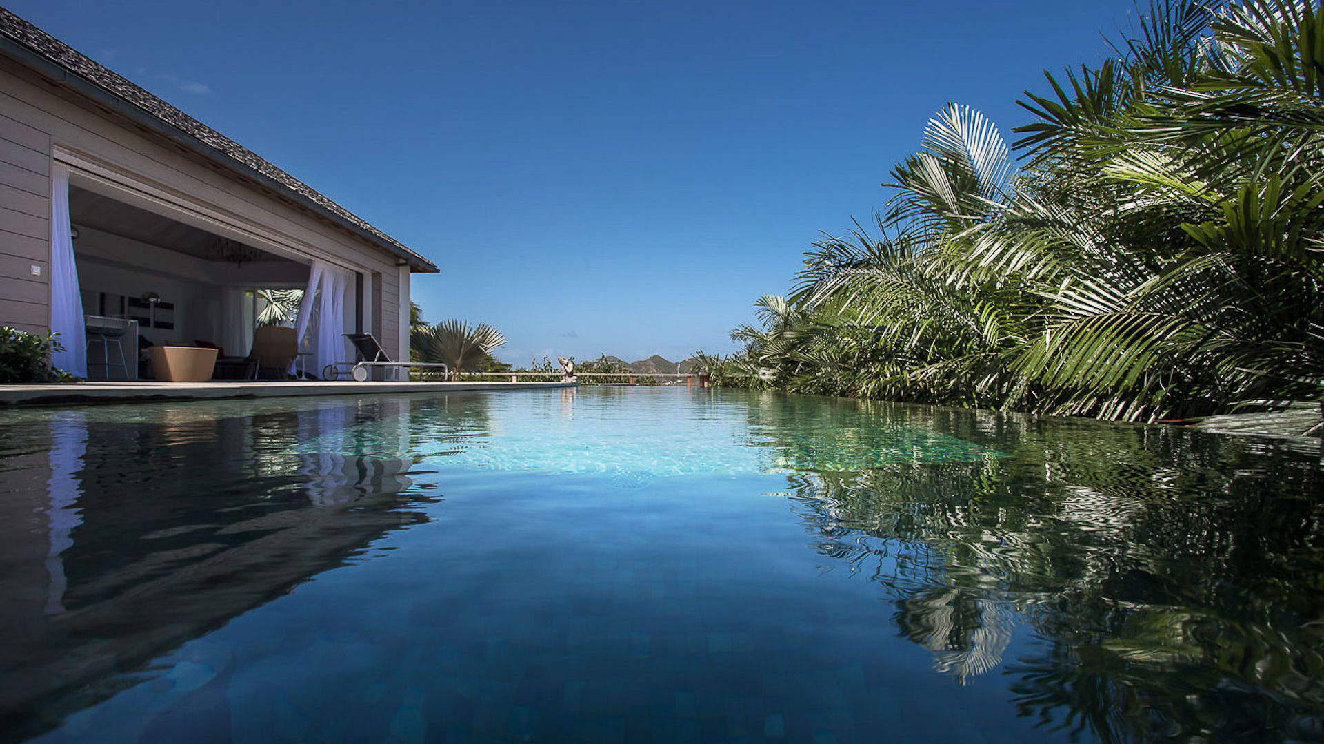 POOL & TERRACE