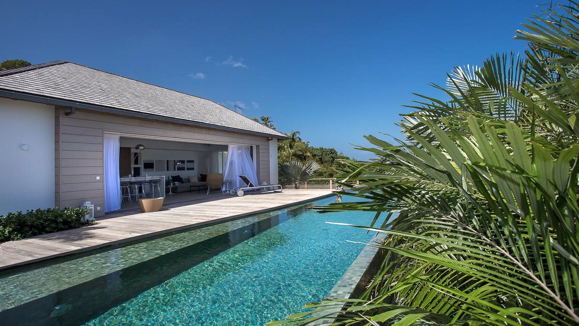 POOL & TERRACE