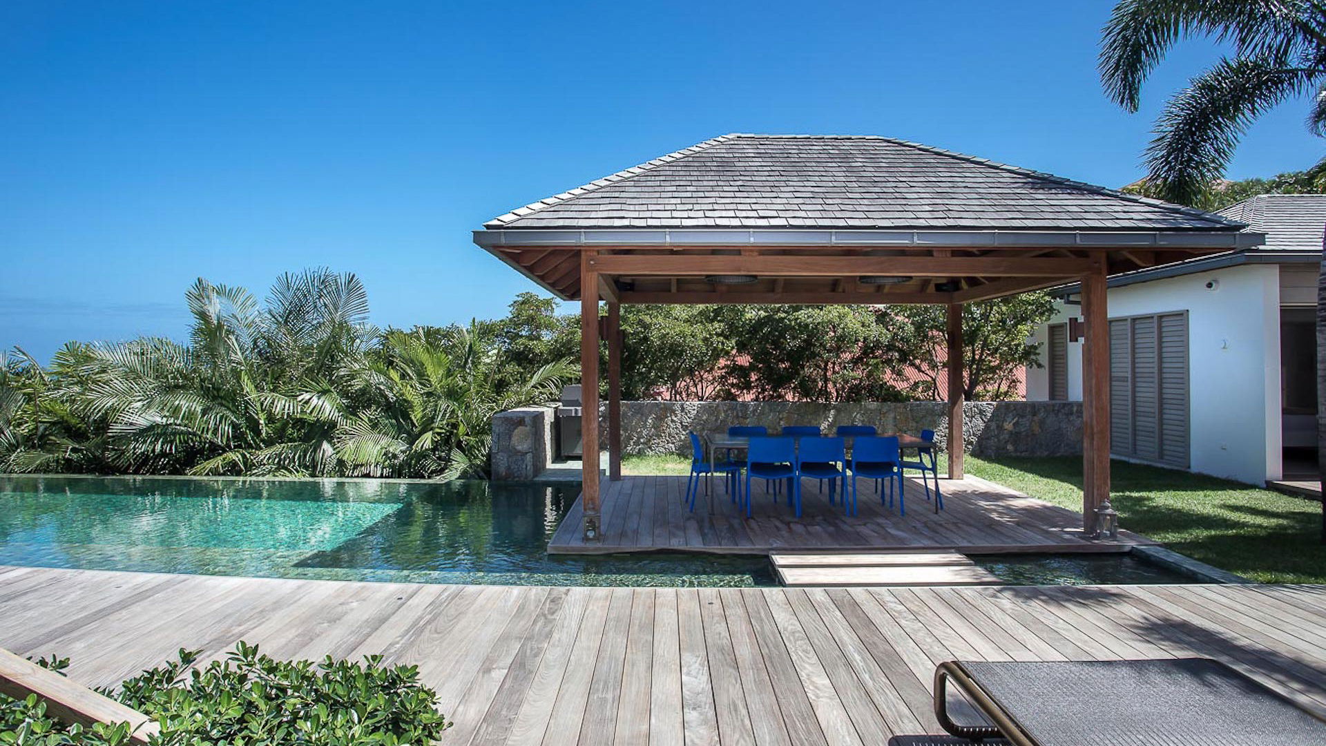 POOL & TERRACE