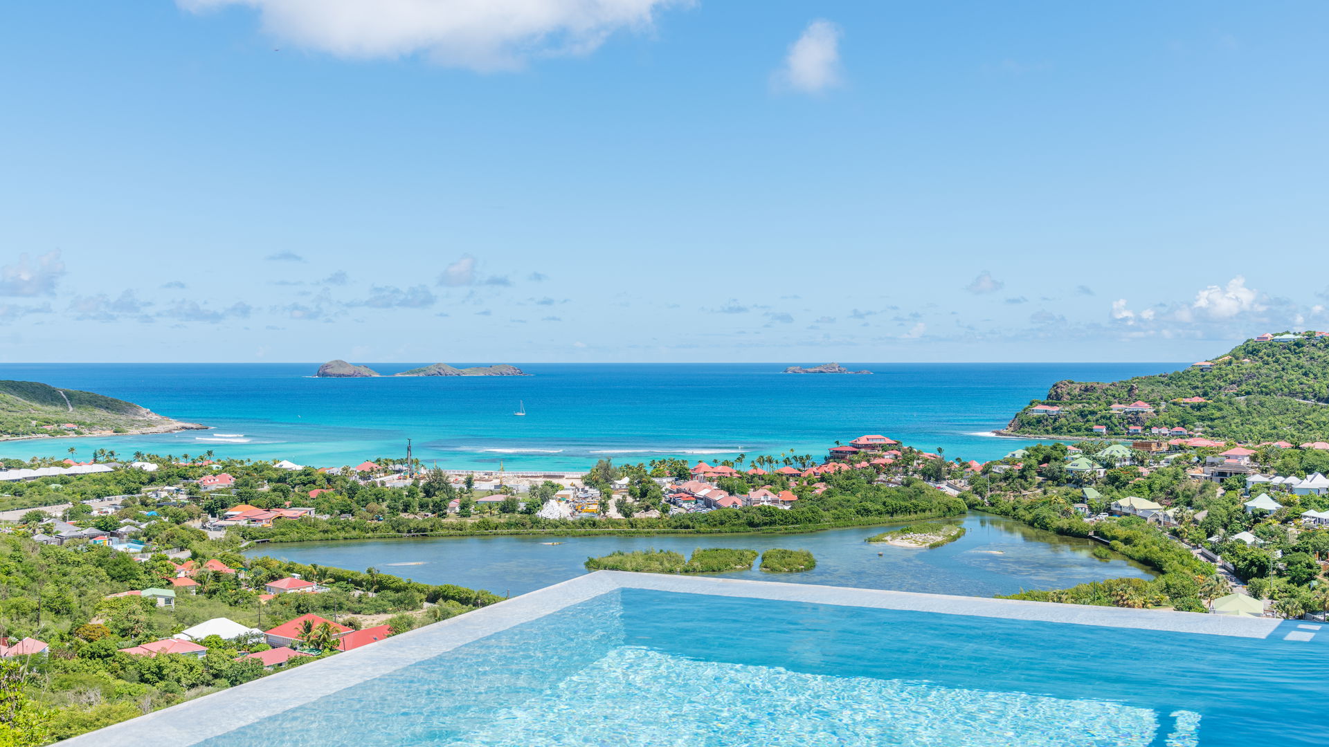 POOL & TERRACE