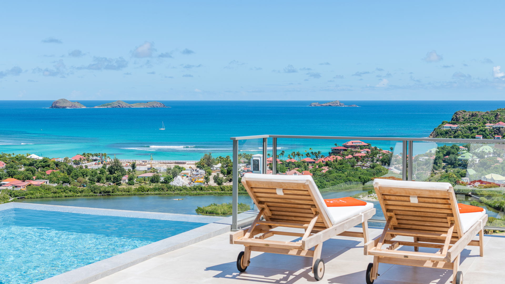 POOL & TERRACE