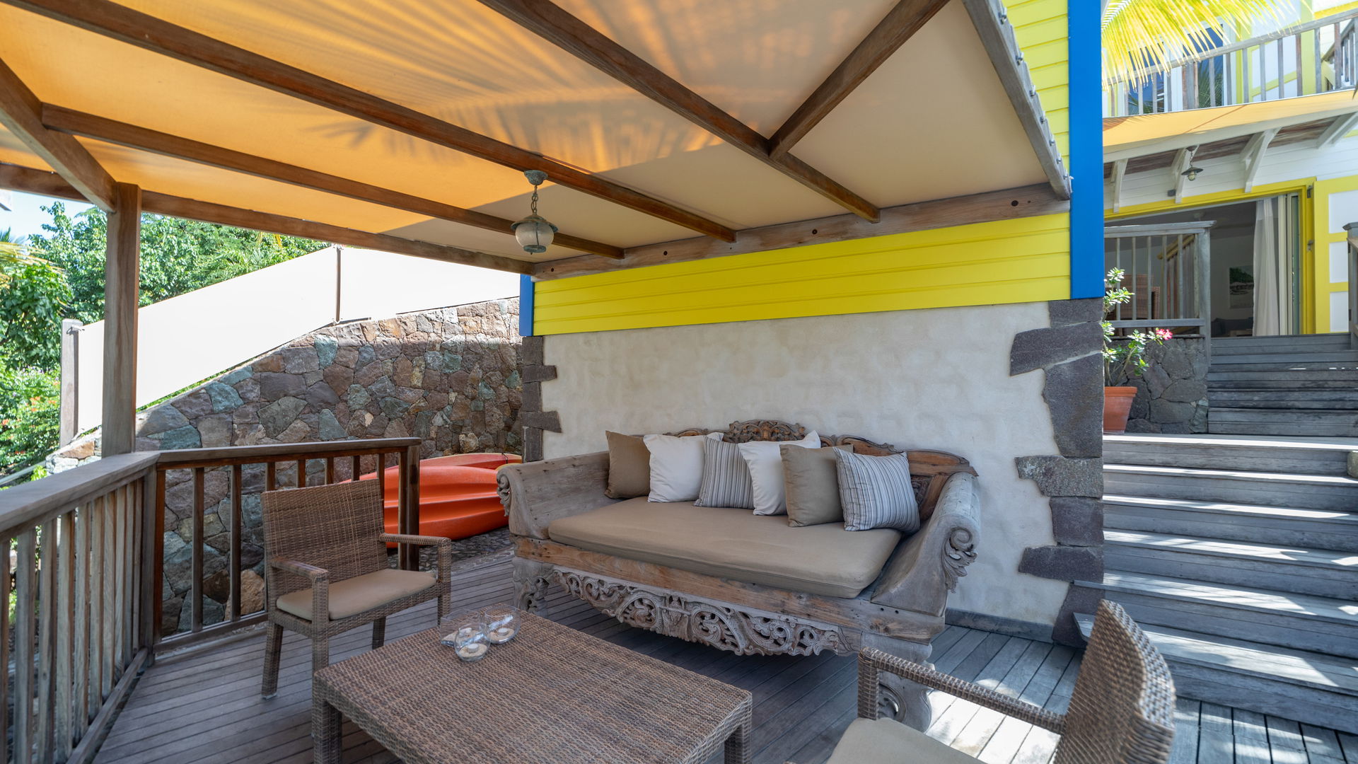 OUTDOOR LOUNGE AREA