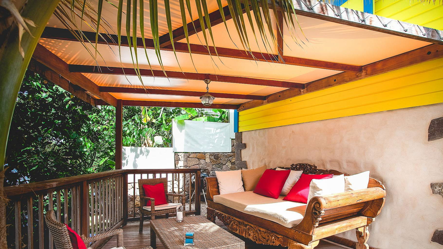 OUTDOOR LOUNGE AREA