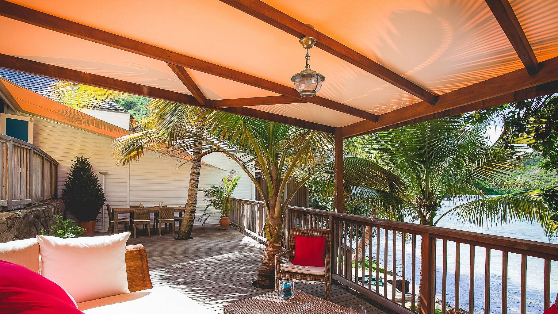 OUTDOOR LOUNGE AREA