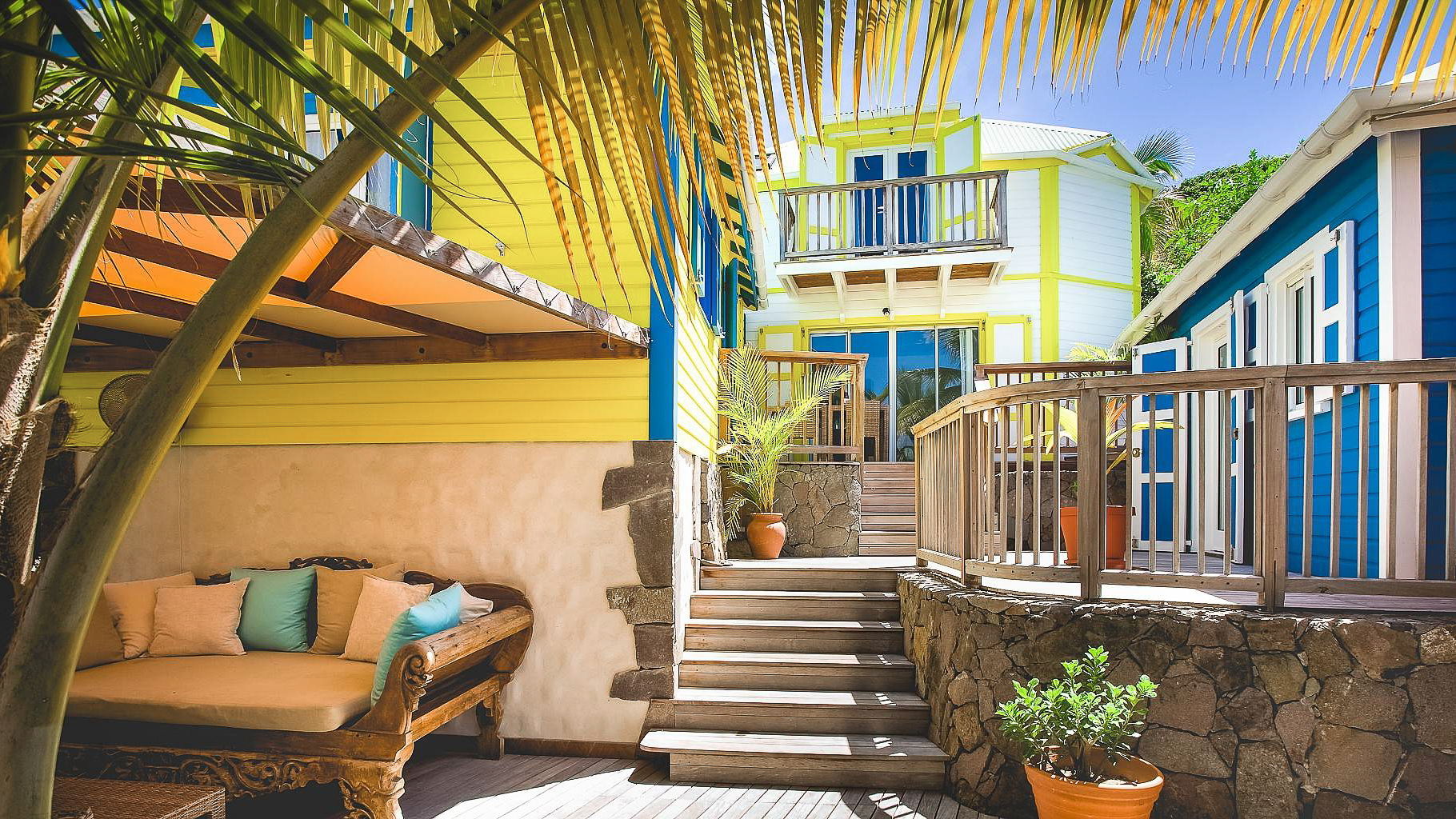 OUTDOOR LOUNGE AREA