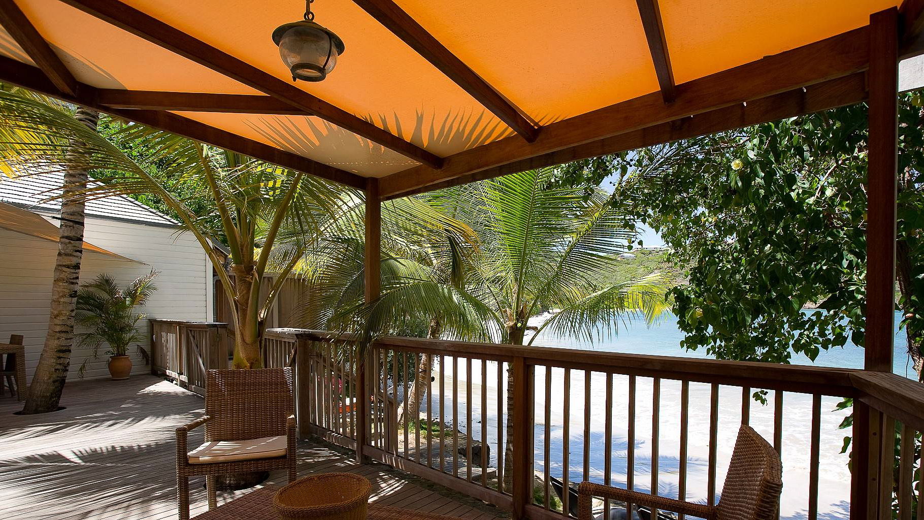 OUTDOOR LOUNGE AREA