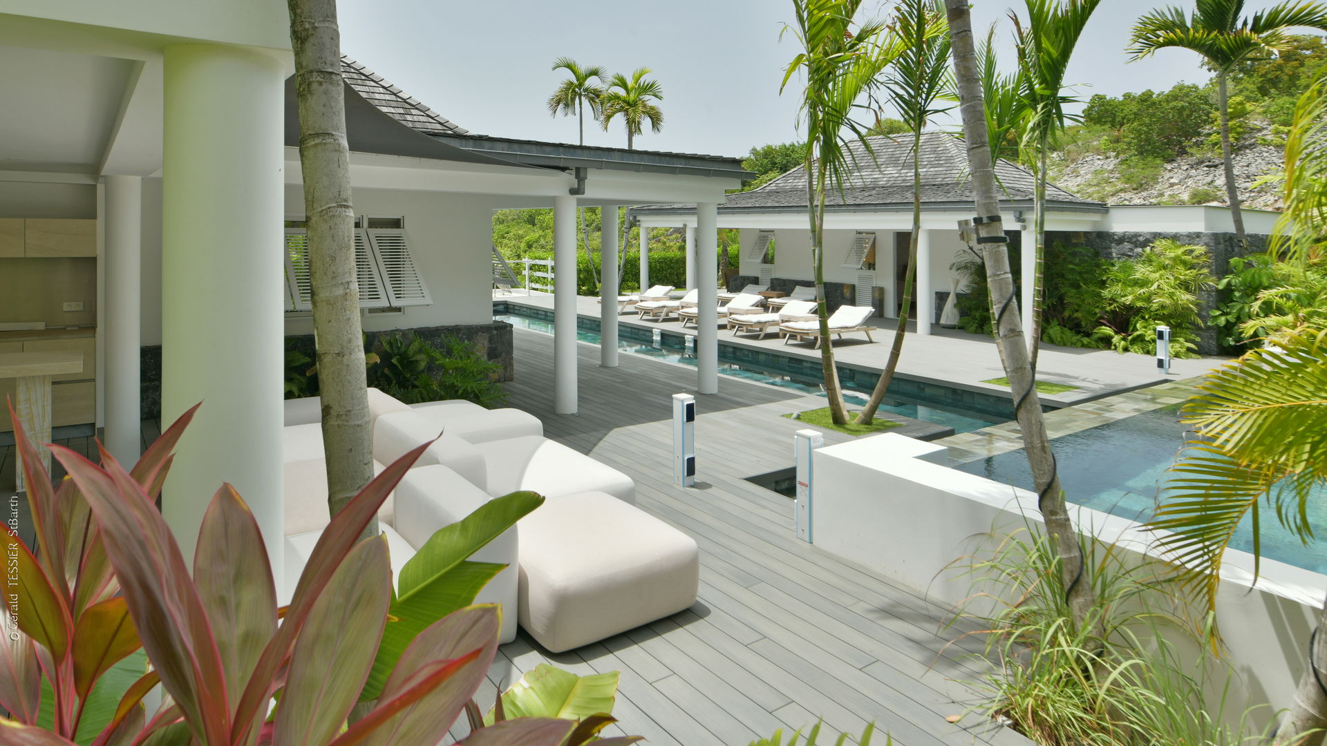 OUTDOOR LOUNGE AREA