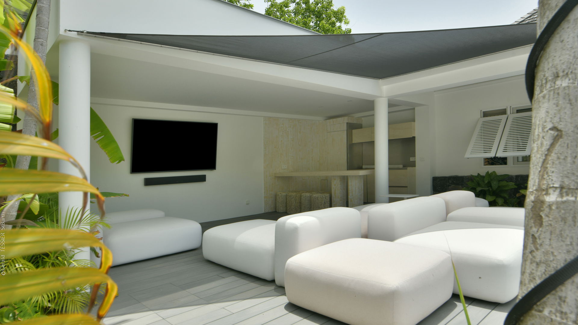 OUTDOOR LOUNGE AREA