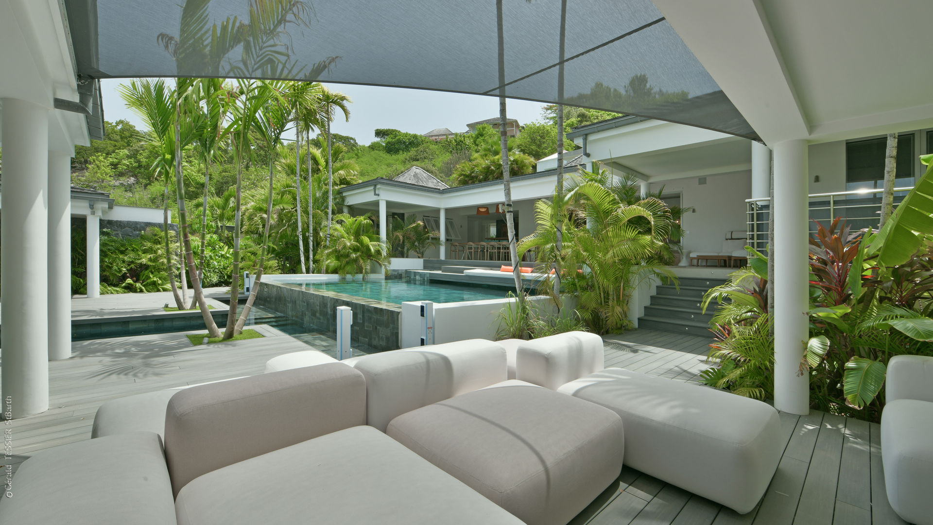 OUTDOOR LOUNGE AREA