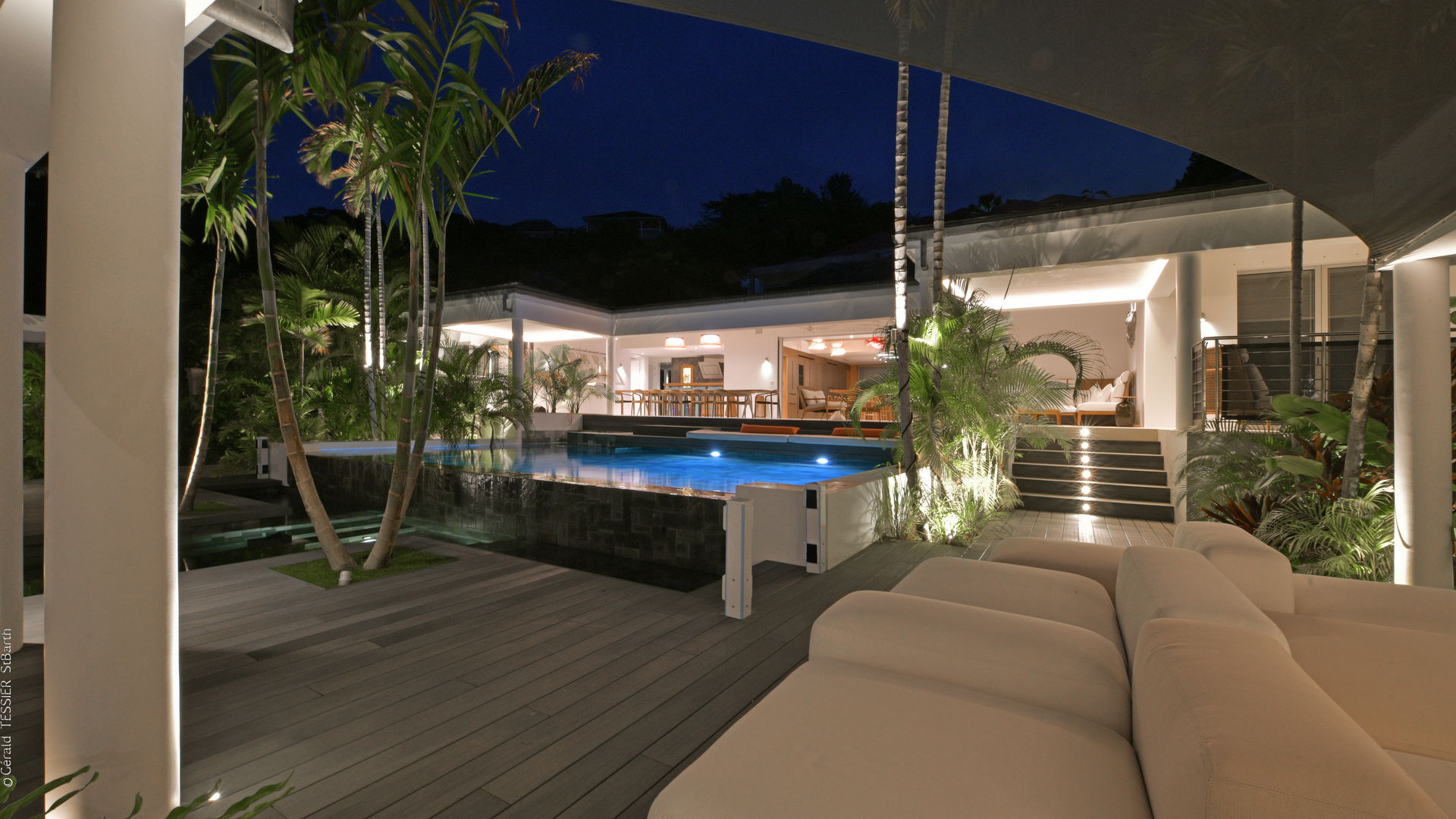 OUTDOOR LOUNGE AREA