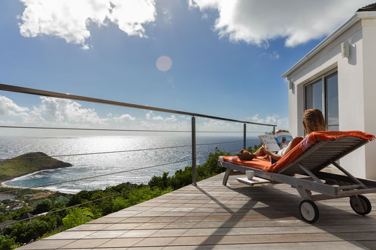 VILLA LA VUE OUTDOOR LOUNGE AREA 1