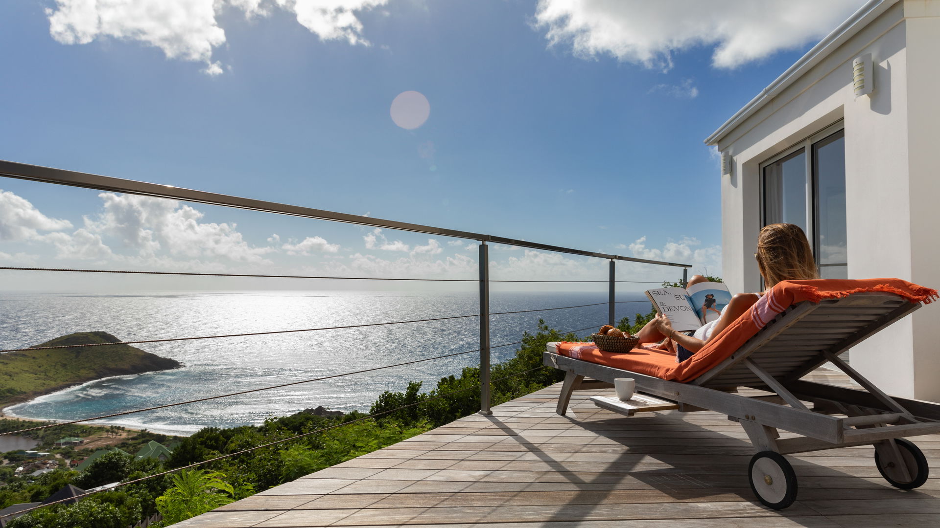 OUTDOOR LOUNGE AREA