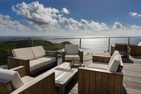 VILLA LA VUE OUTDOOR LOUNGE AREA 2