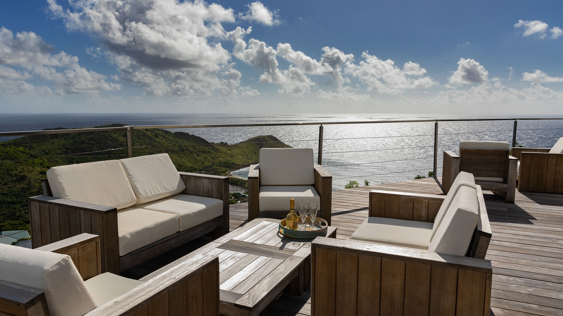 OUTDOOR LOUNGE AREA