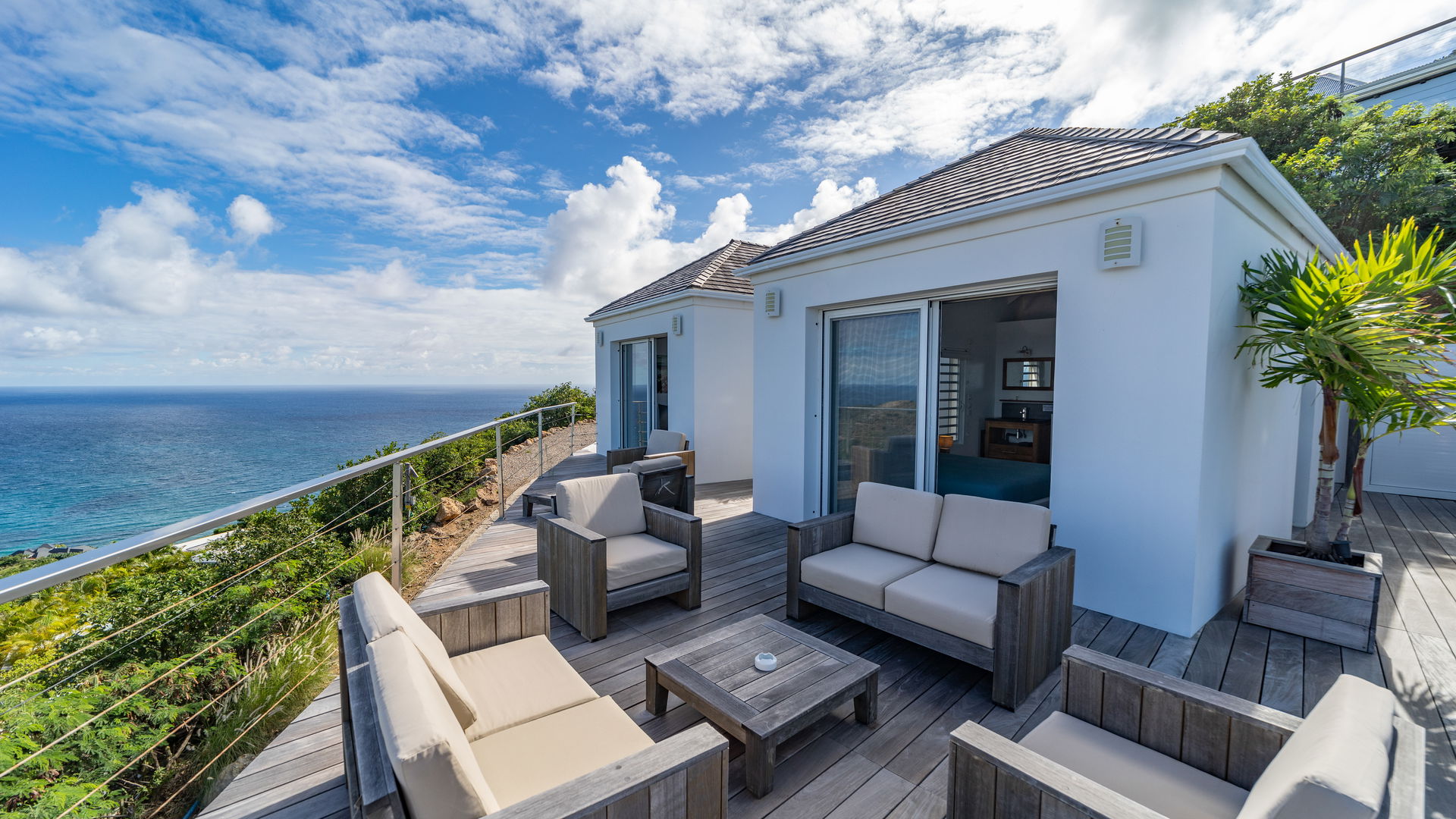 OUTDOOR LOUNGE AREA