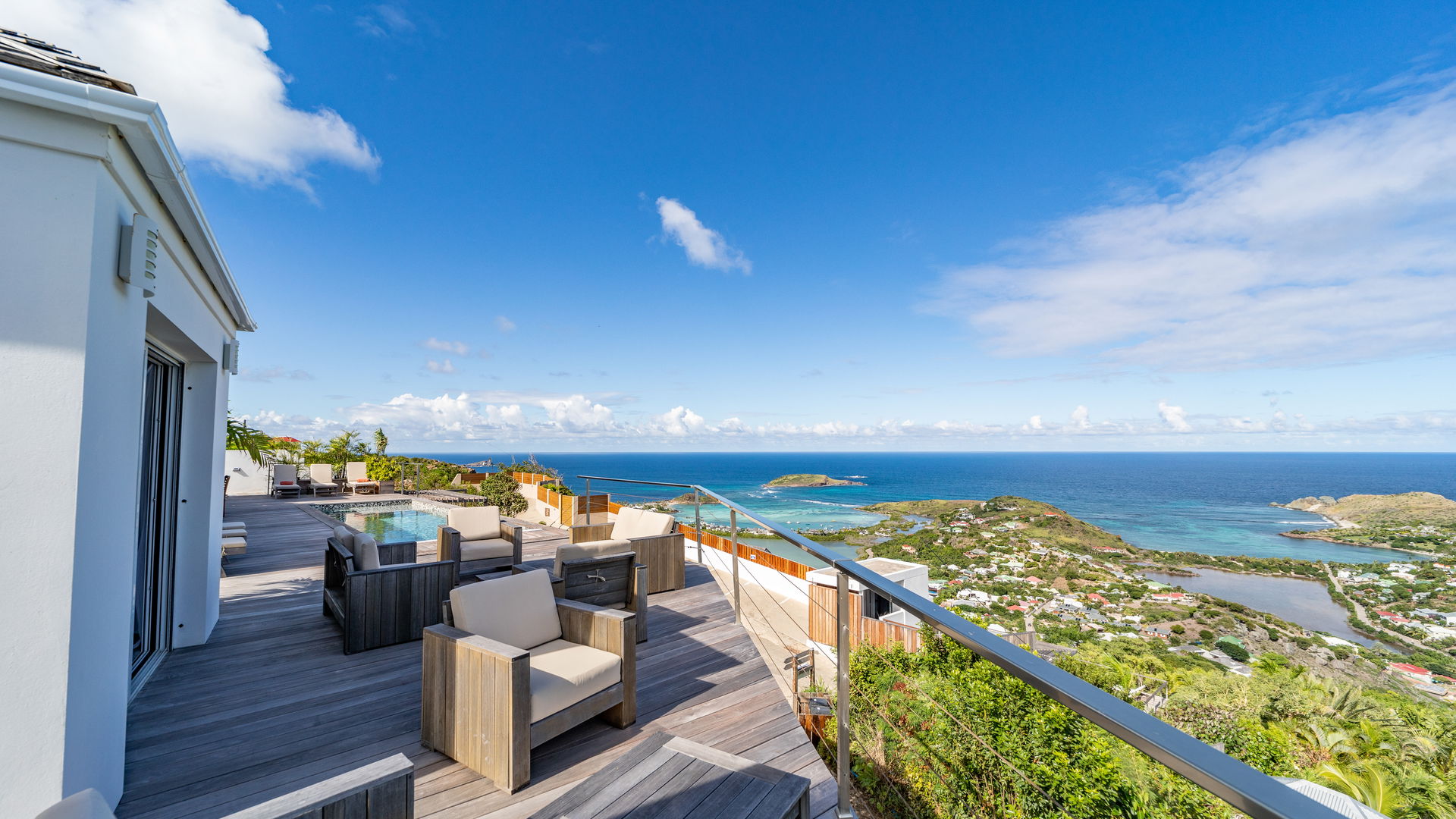 OUTDOOR LOUNGE AREA