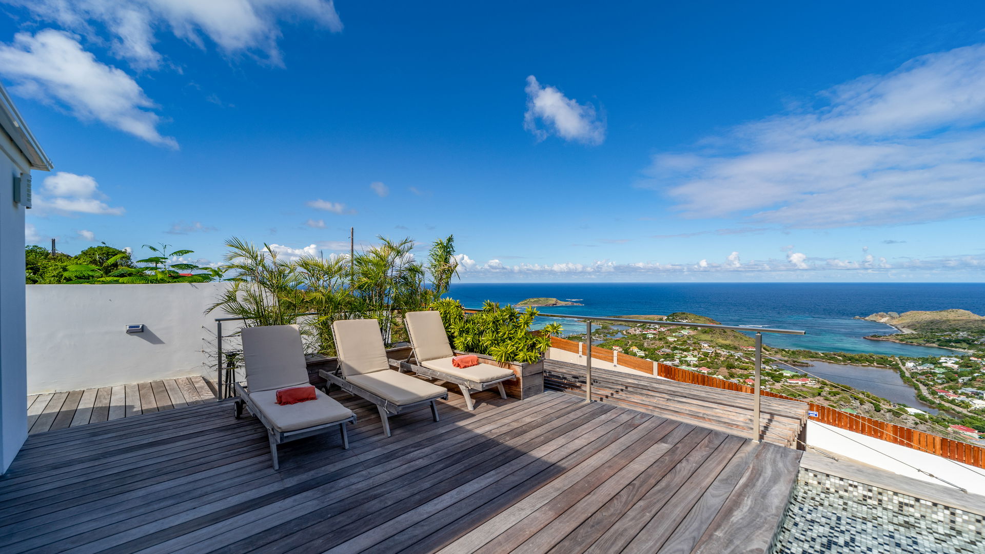 POOL & TERRACE