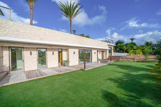 VILLA BEL AIR OUTDOORS 2