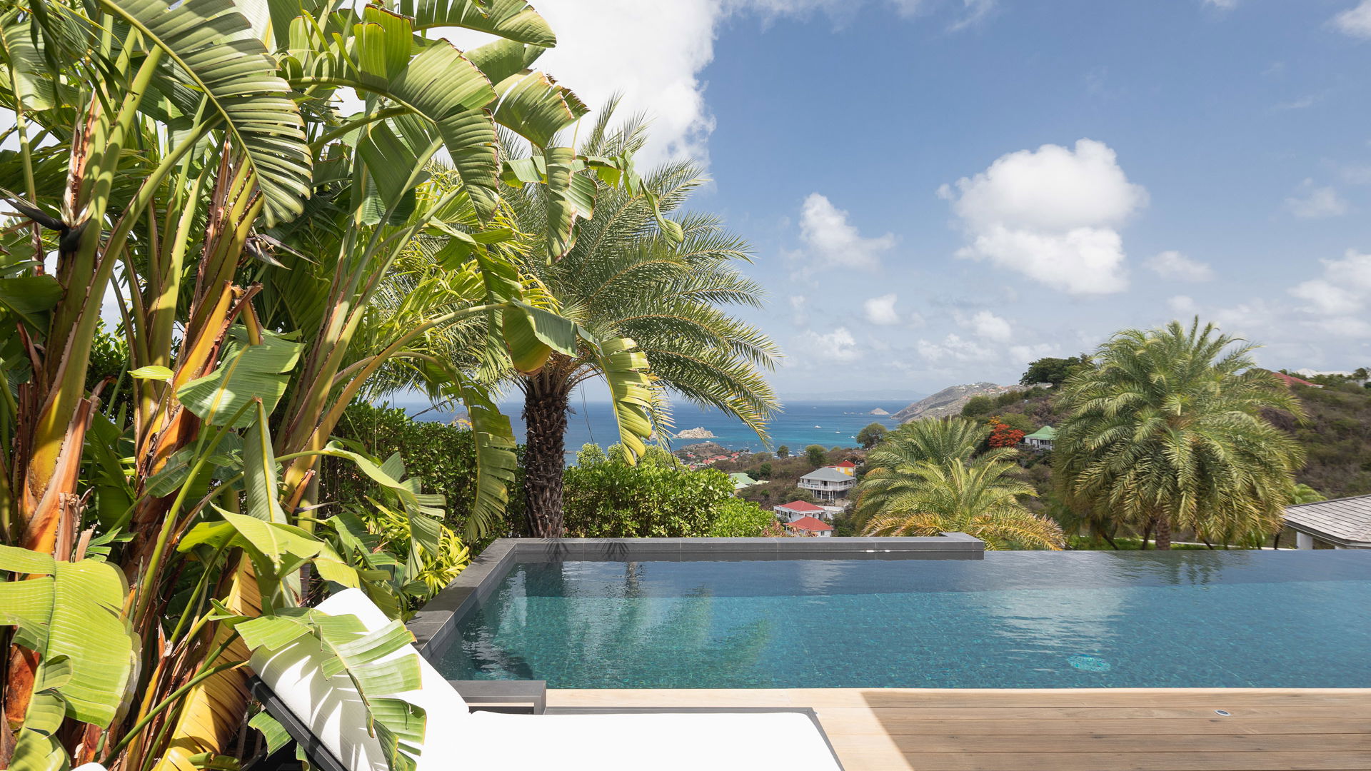 POOL & TERRACE