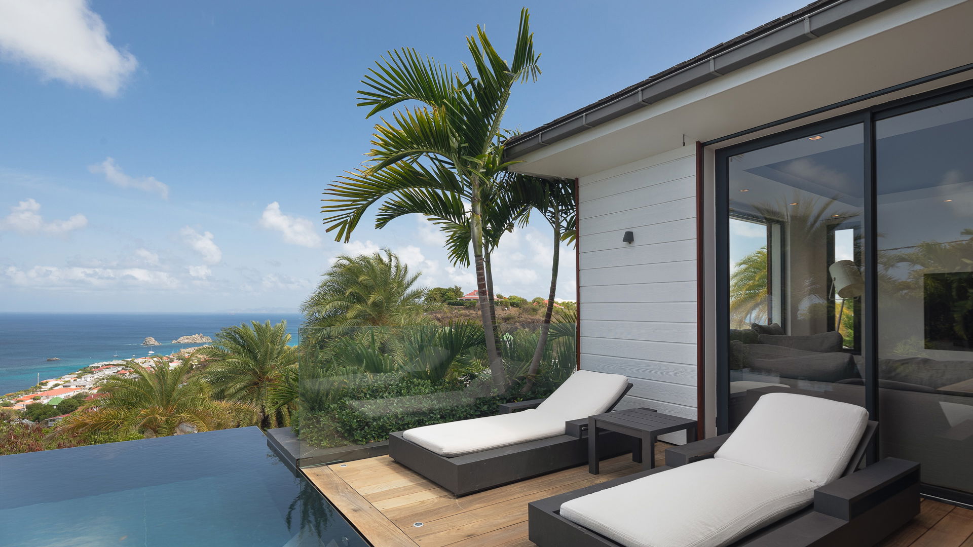 POOL & TERRACE