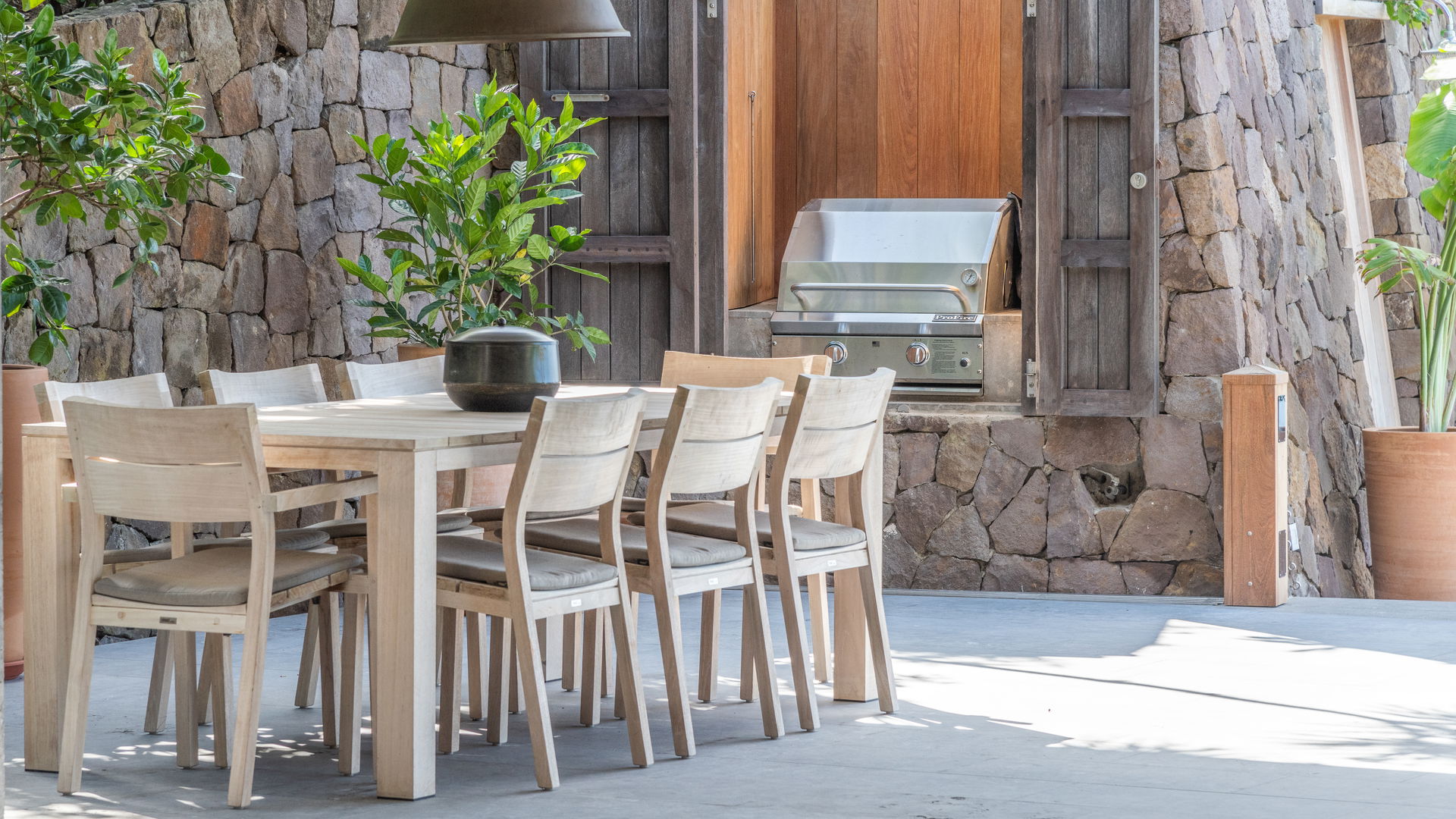 KITCHEN & DINING AREA