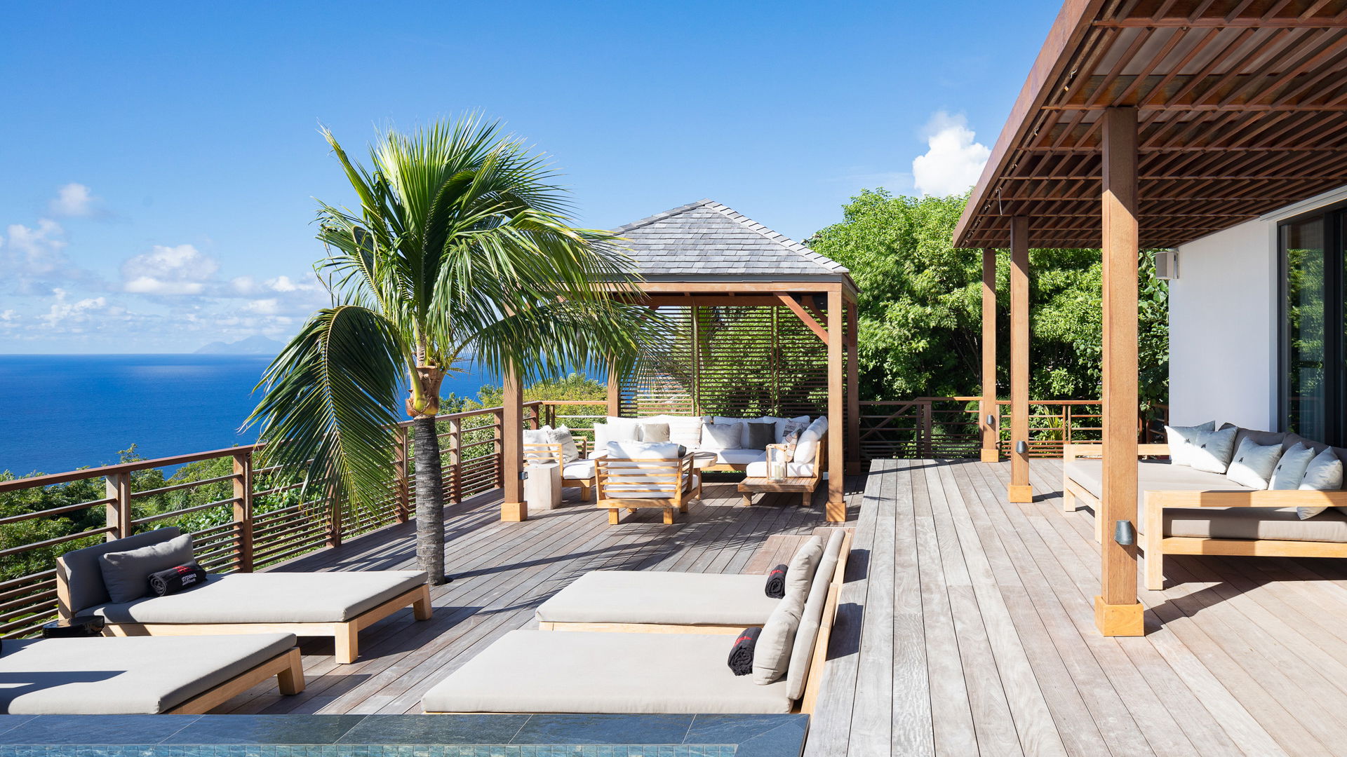 POOL & TERRACE