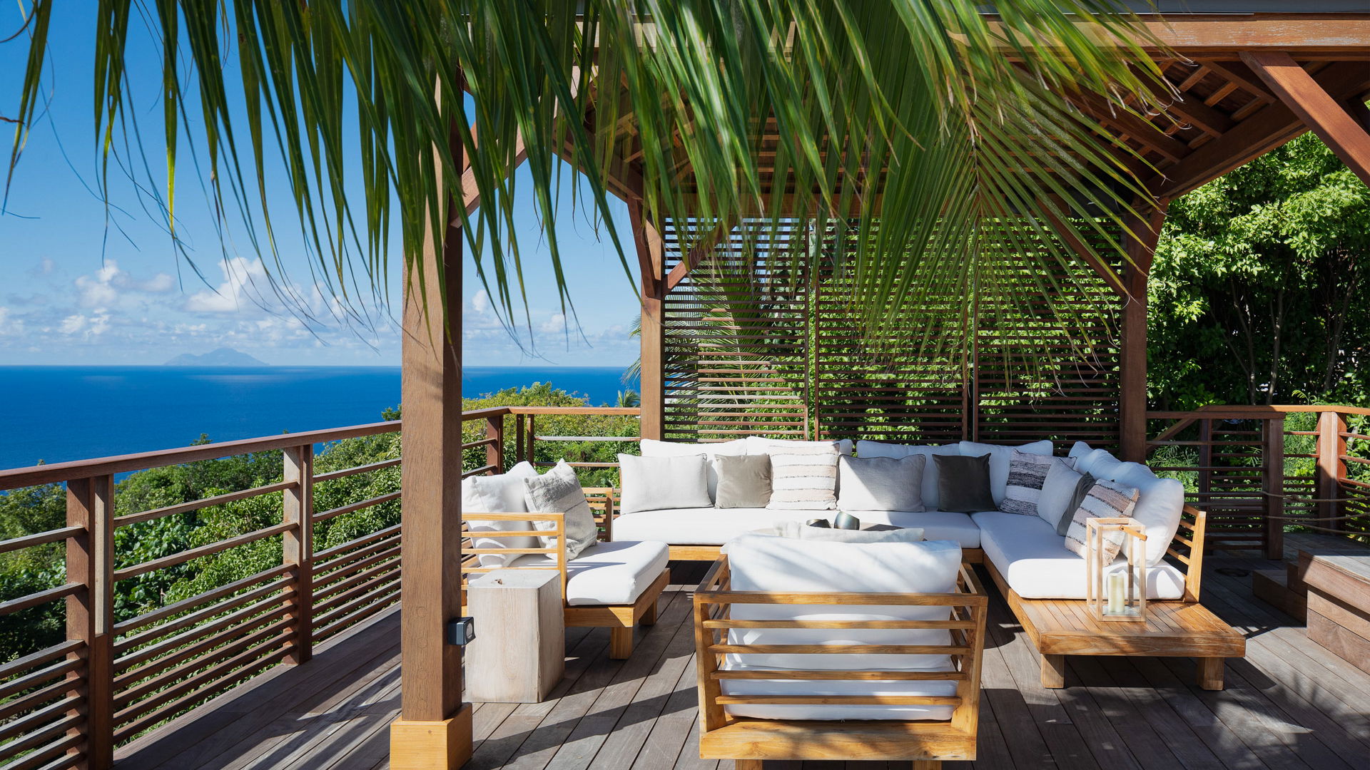 POOL & TERRACE