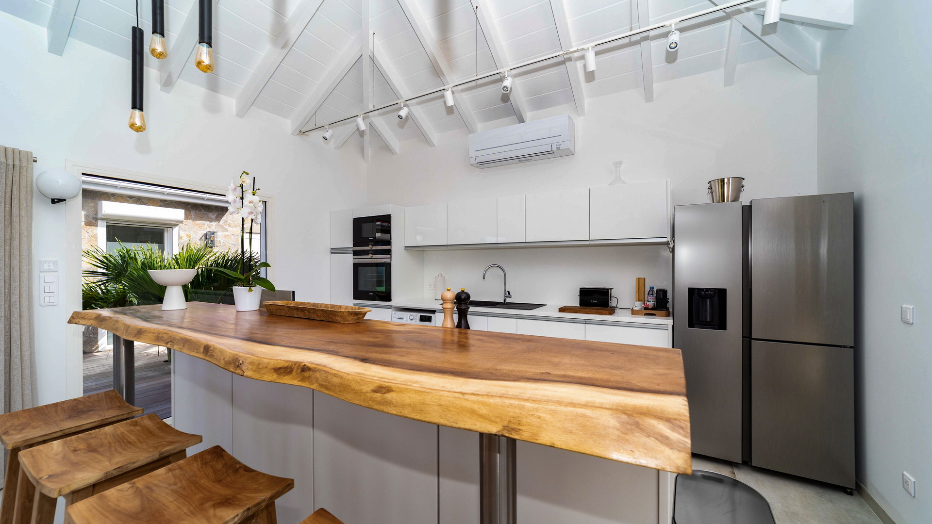 KITCHEN & DINING AREA