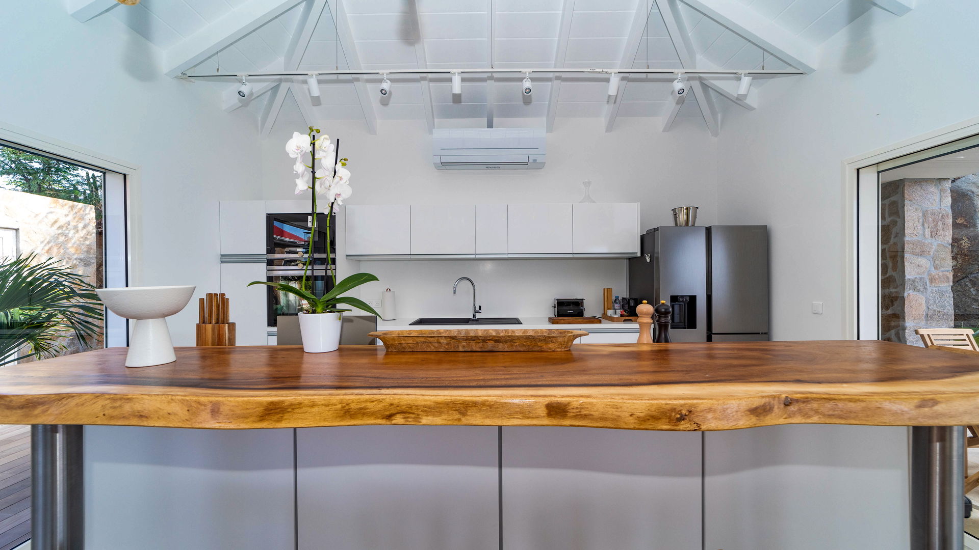 KITCHEN & DINING AREA
