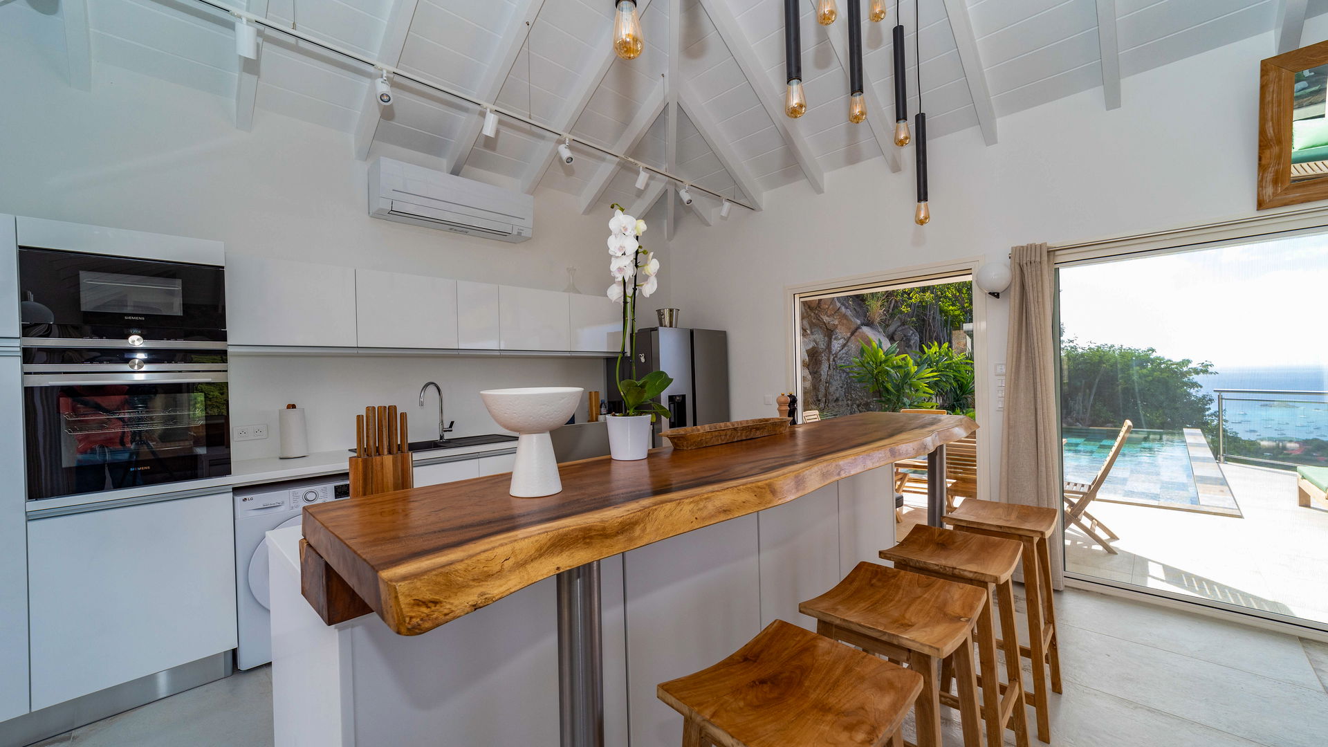 KITCHEN & DINING AREA