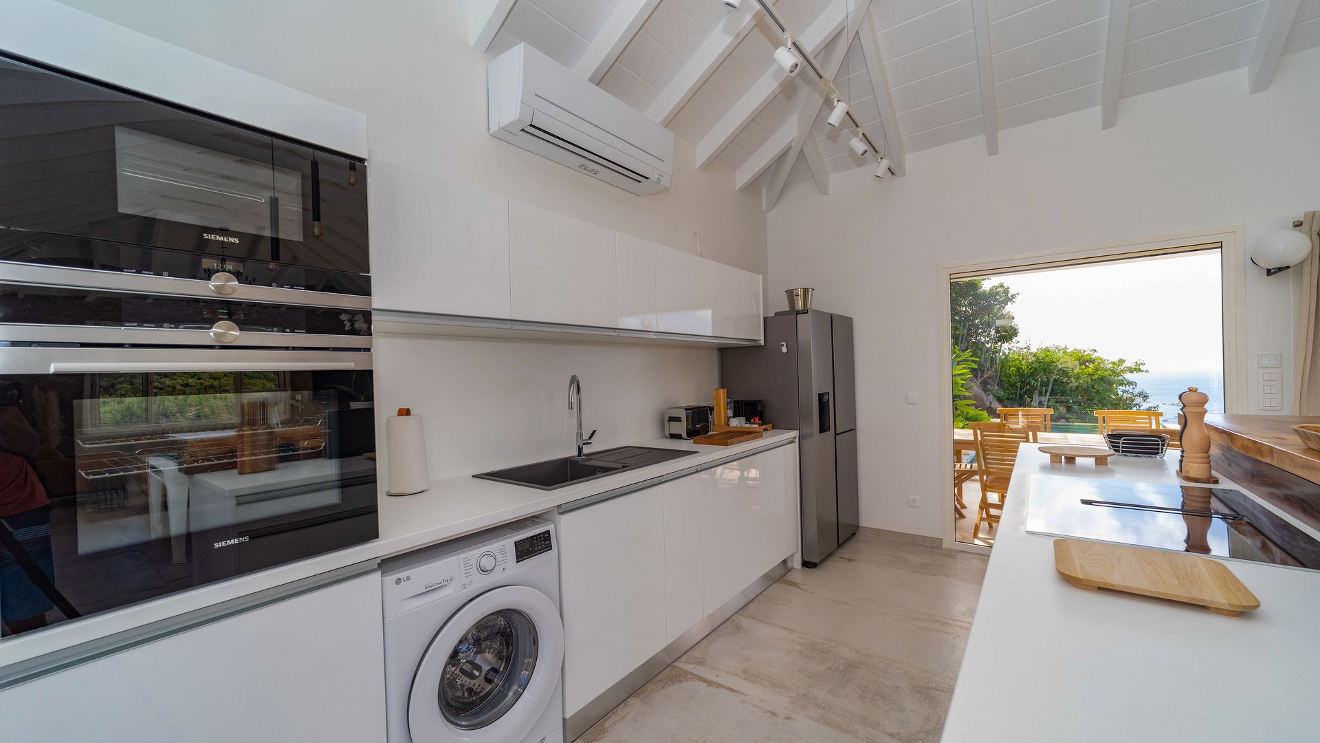 KITCHEN & DINING AREA