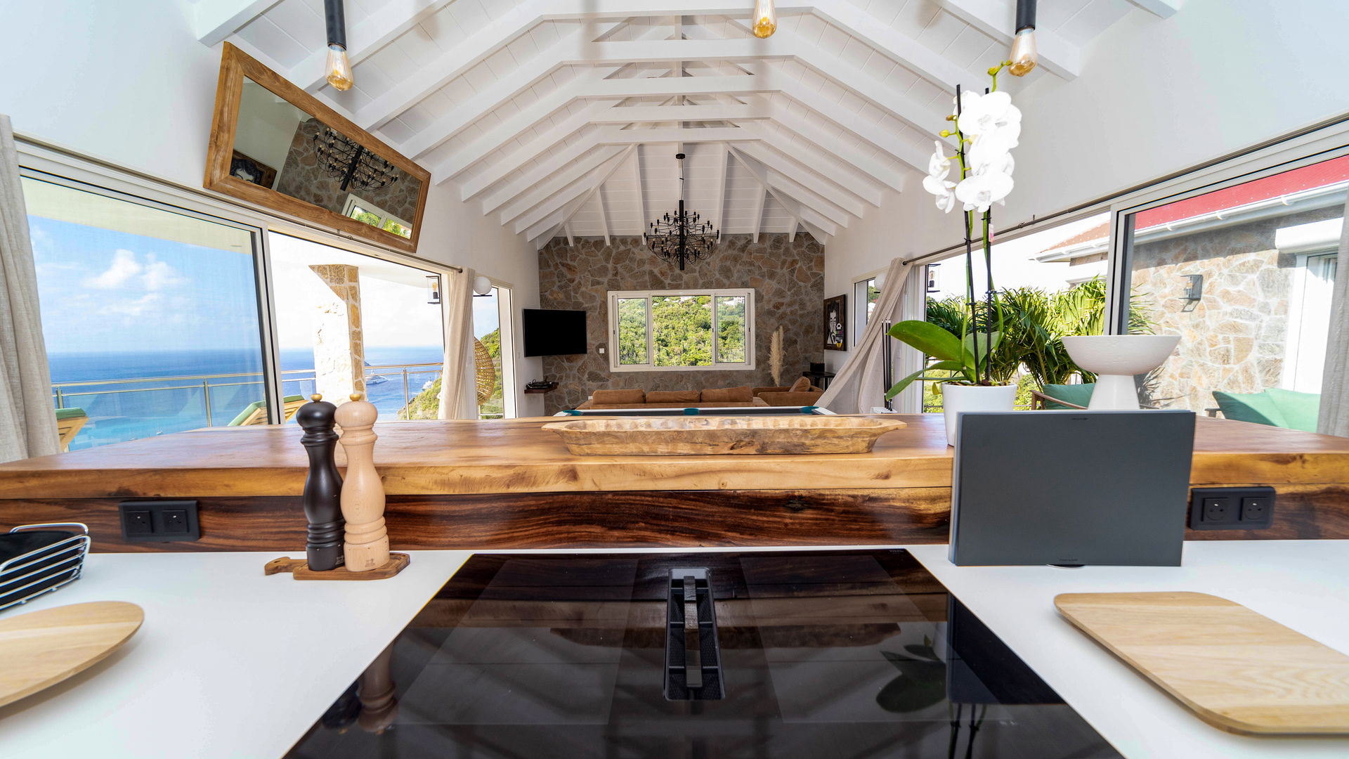 KITCHEN & DINING AREA