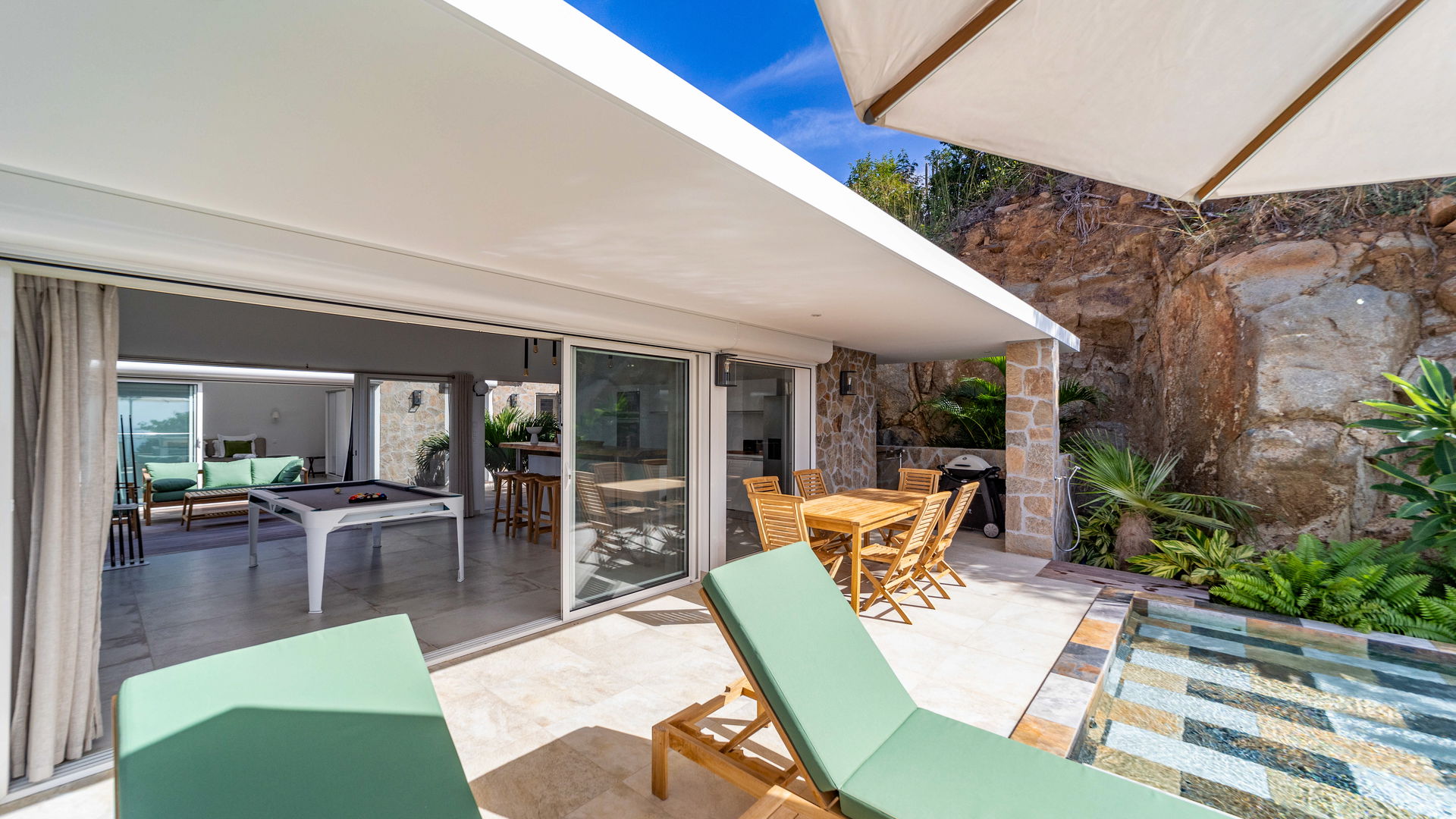 KITCHEN & DINING AREA