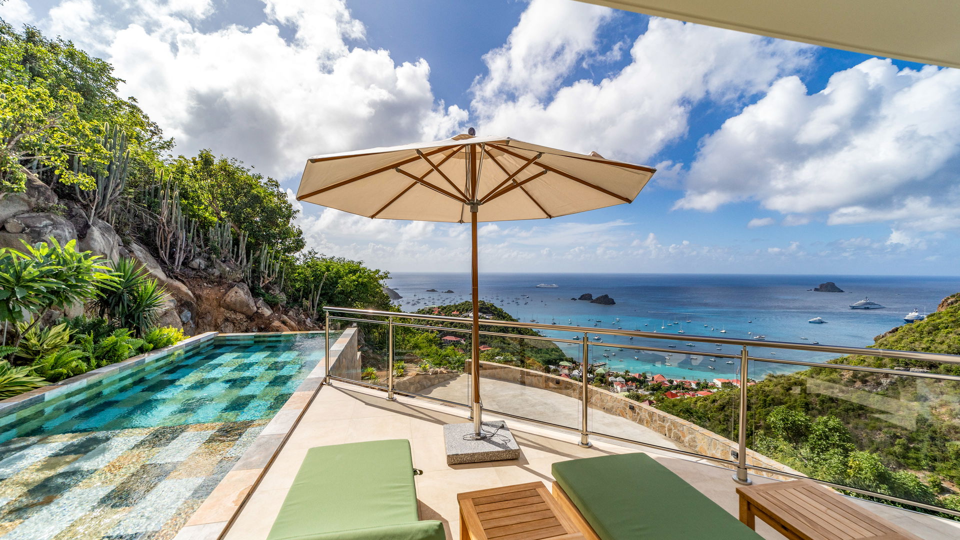 POOL & TERRACE